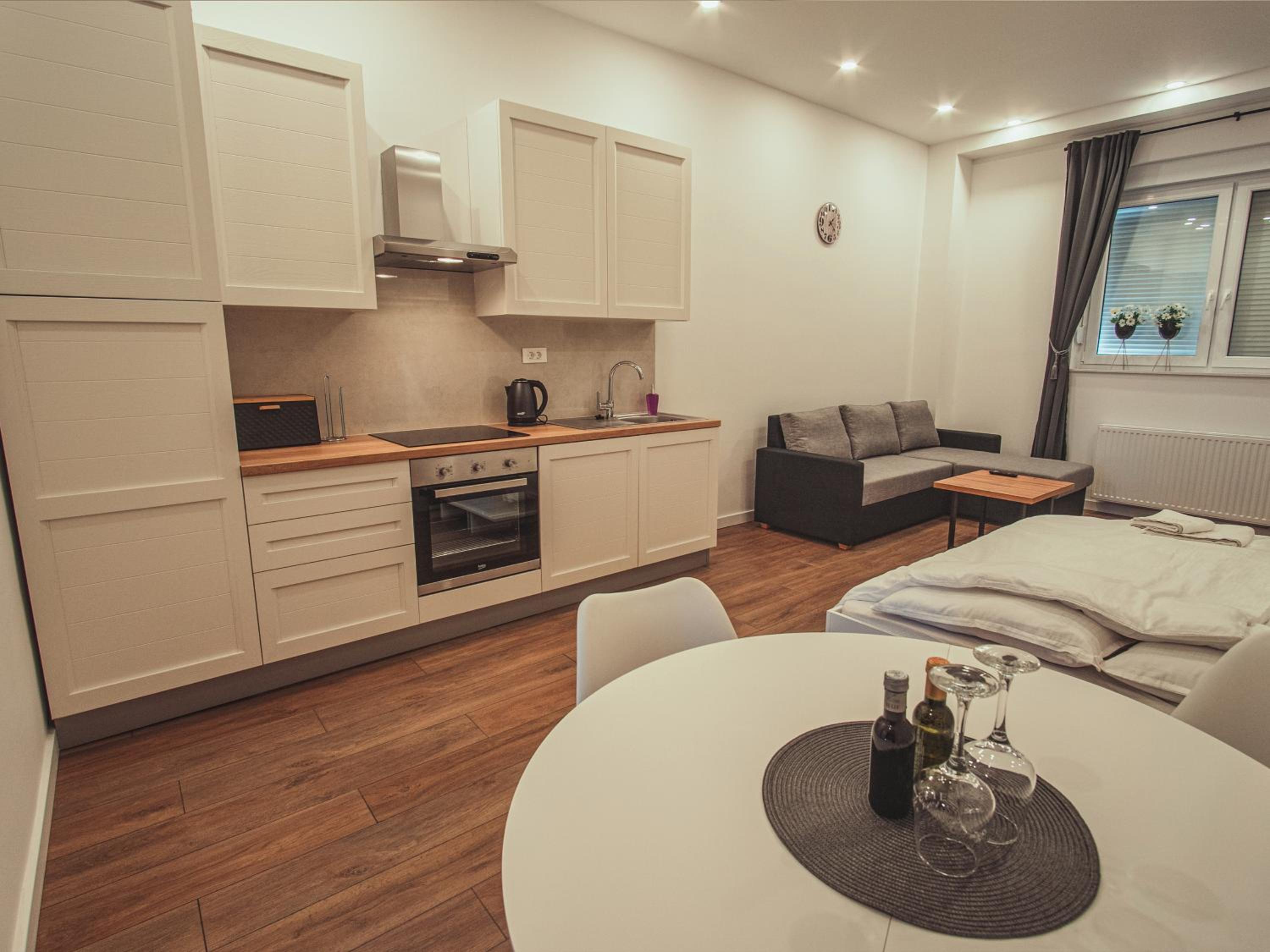 Studio Apartment - Photo 1