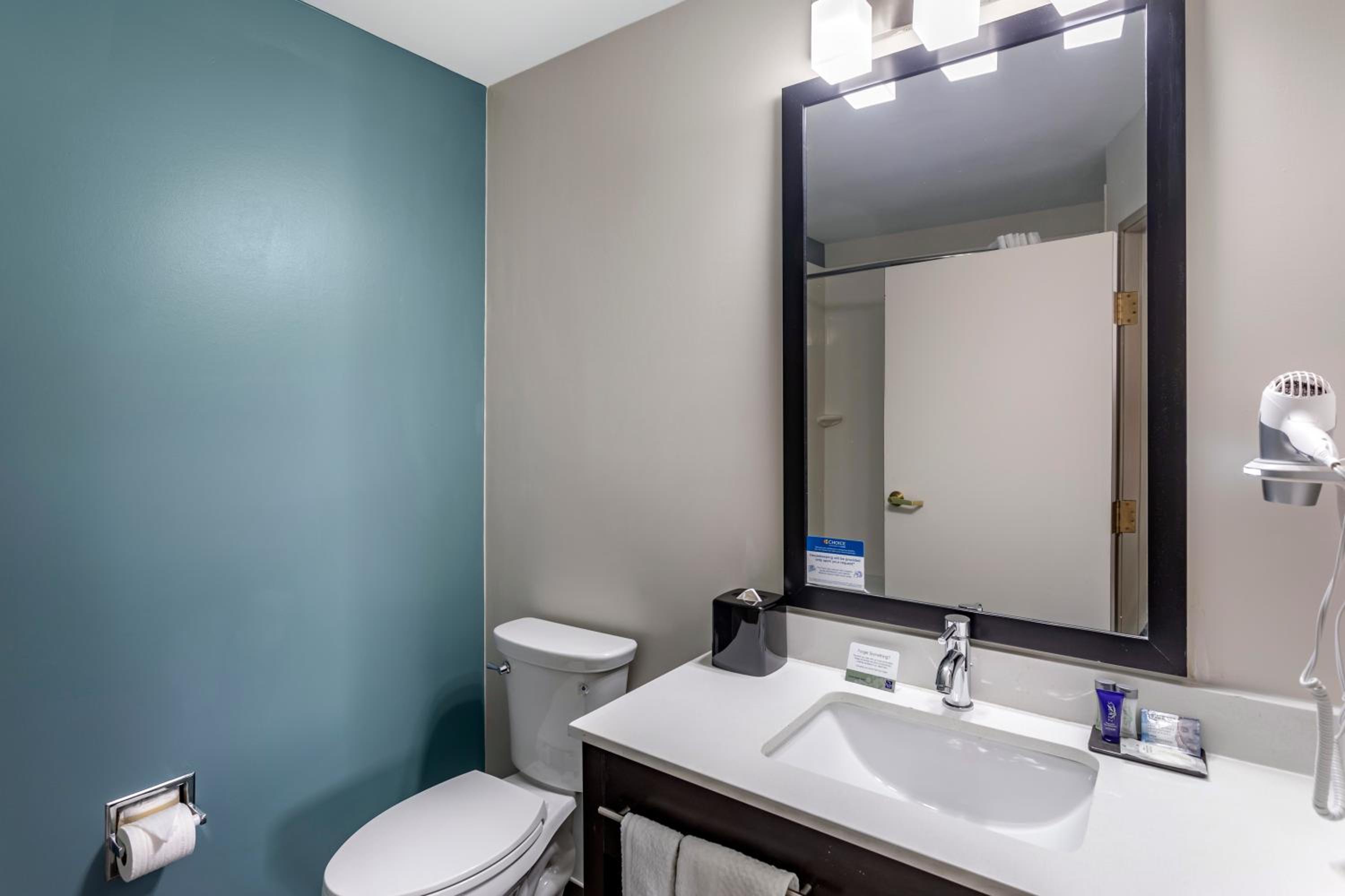 Standard Double Room with Two Double Beds - Non-Smoking - Photo 13