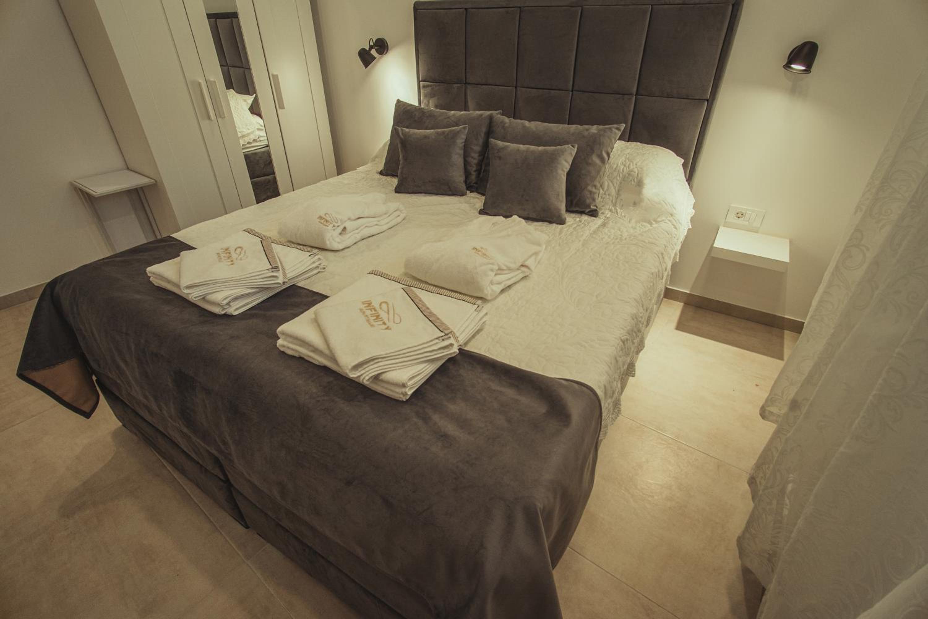 One-Bedroom Apartment - Photo 3
