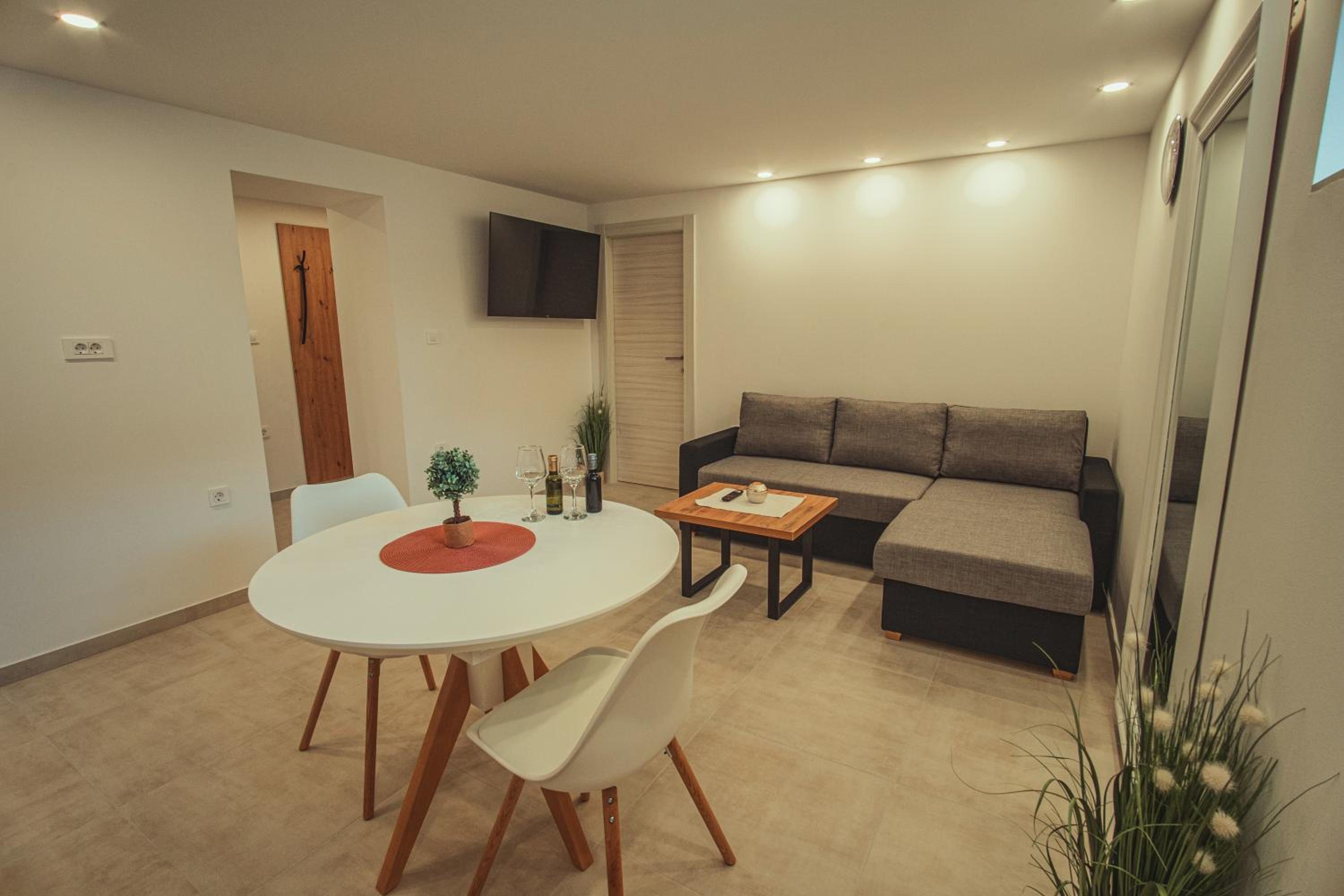 One-Bedroom Apartment - Photo 6