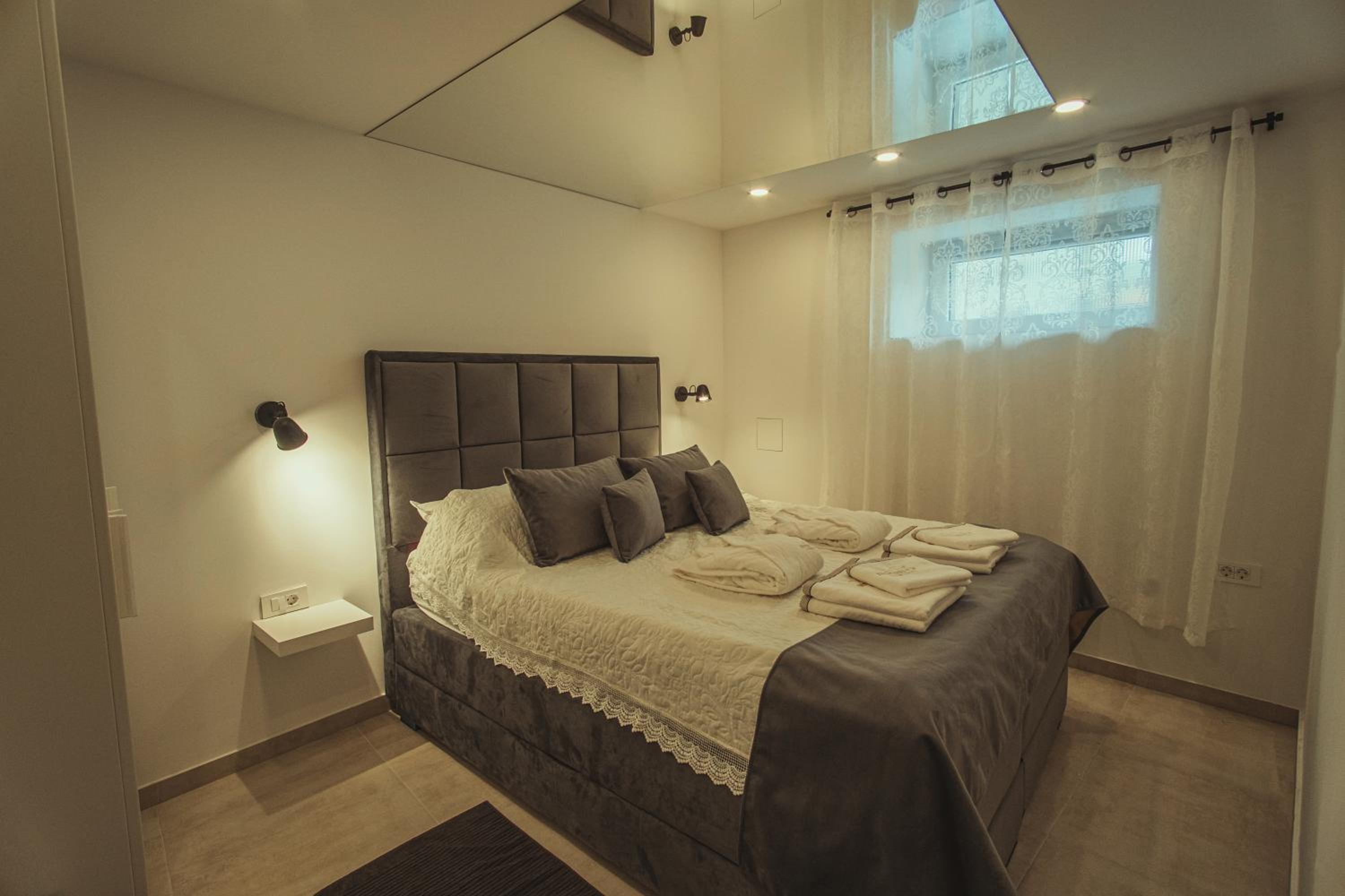 One-Bedroom Apartment - Photo 2