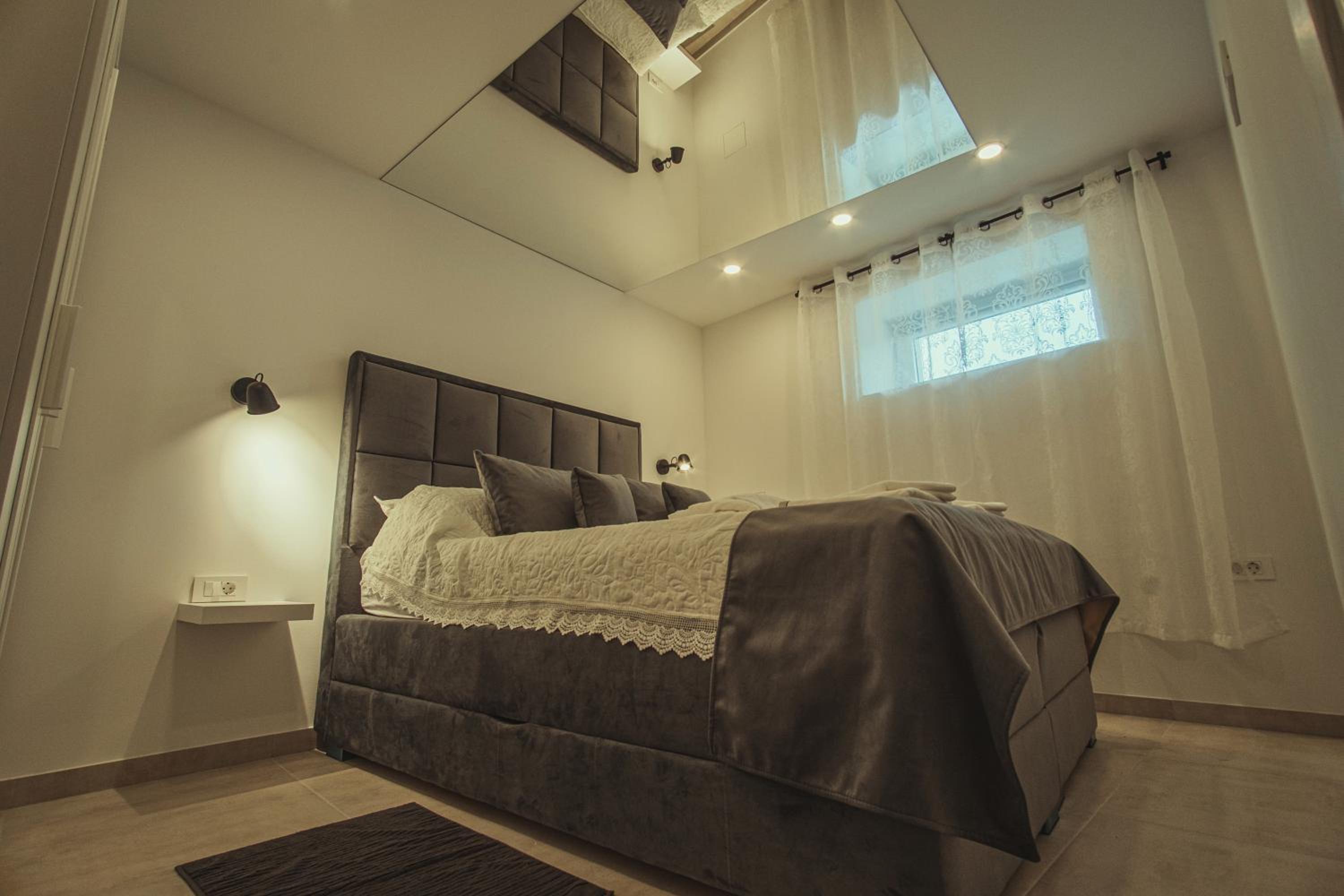 One-Bedroom Apartment - Photo 1