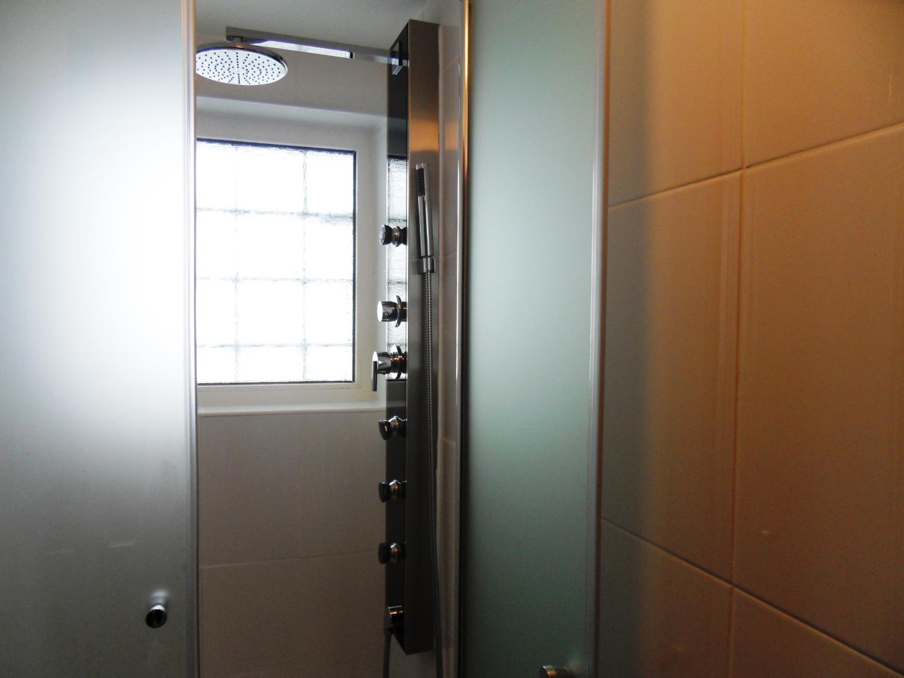 Single Room with Shared Shower and Toilet photo 3