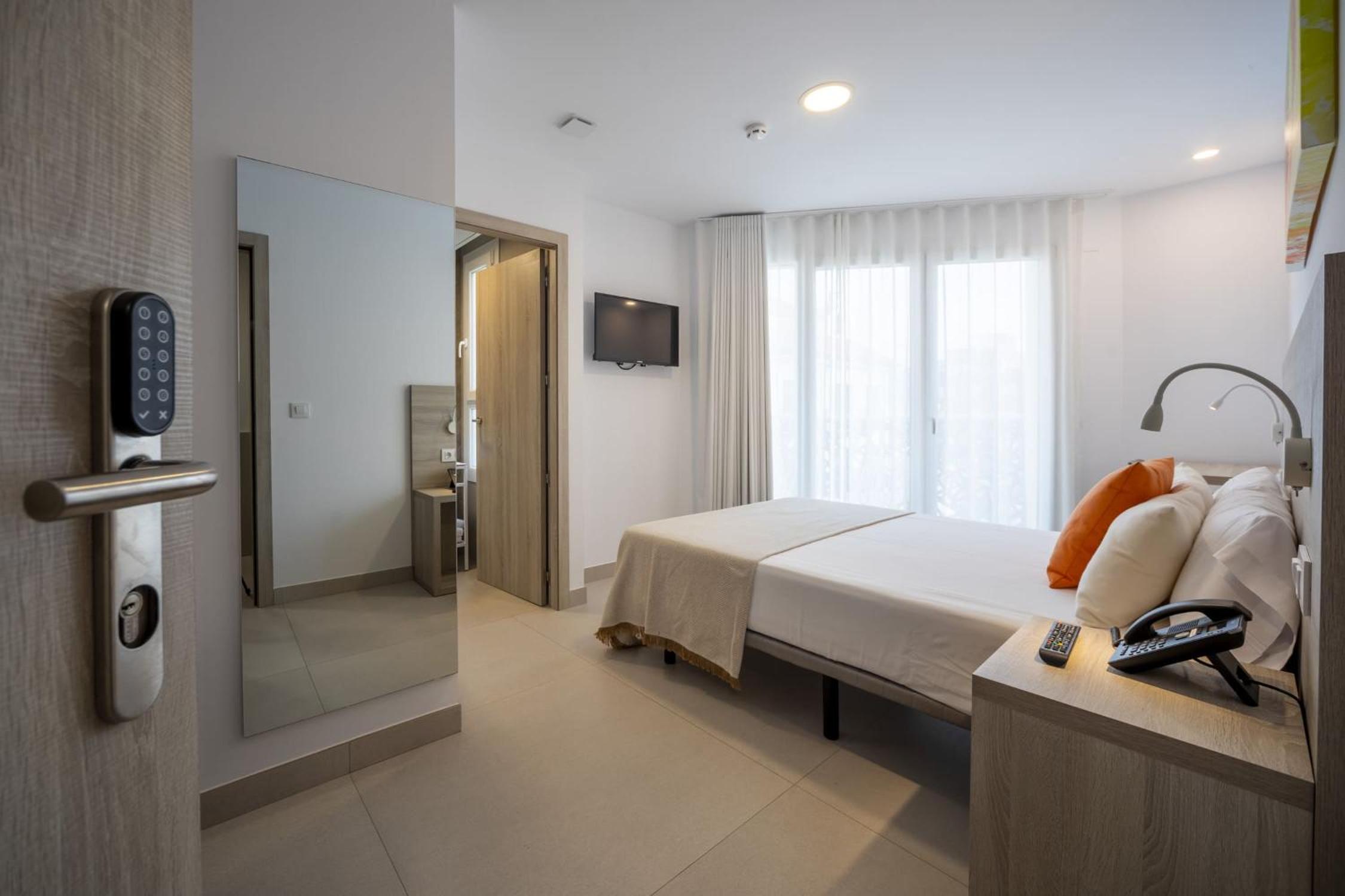 Deluxe Double or Twin Room with Balcony - Photo 2