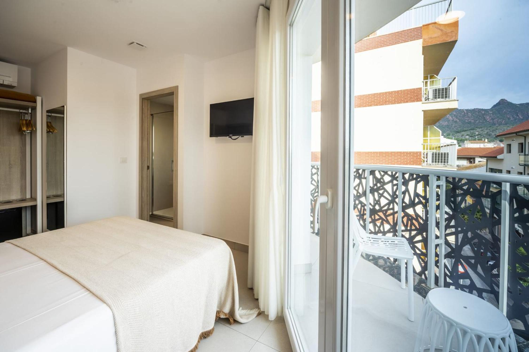 Deluxe Double or Twin Room with Balcony - Photo 8