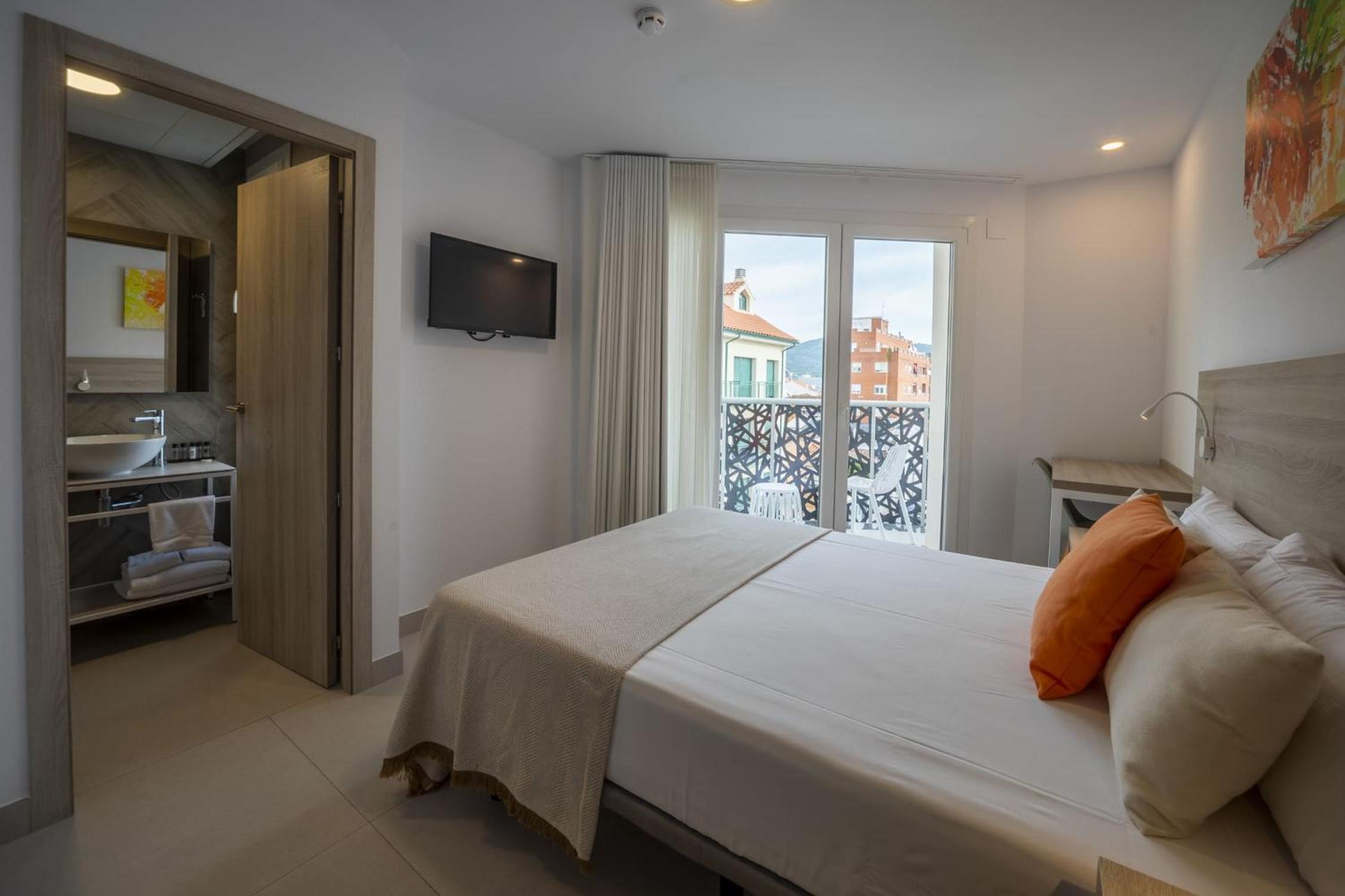 Deluxe Double or Twin Room with Balcony - Photo 27