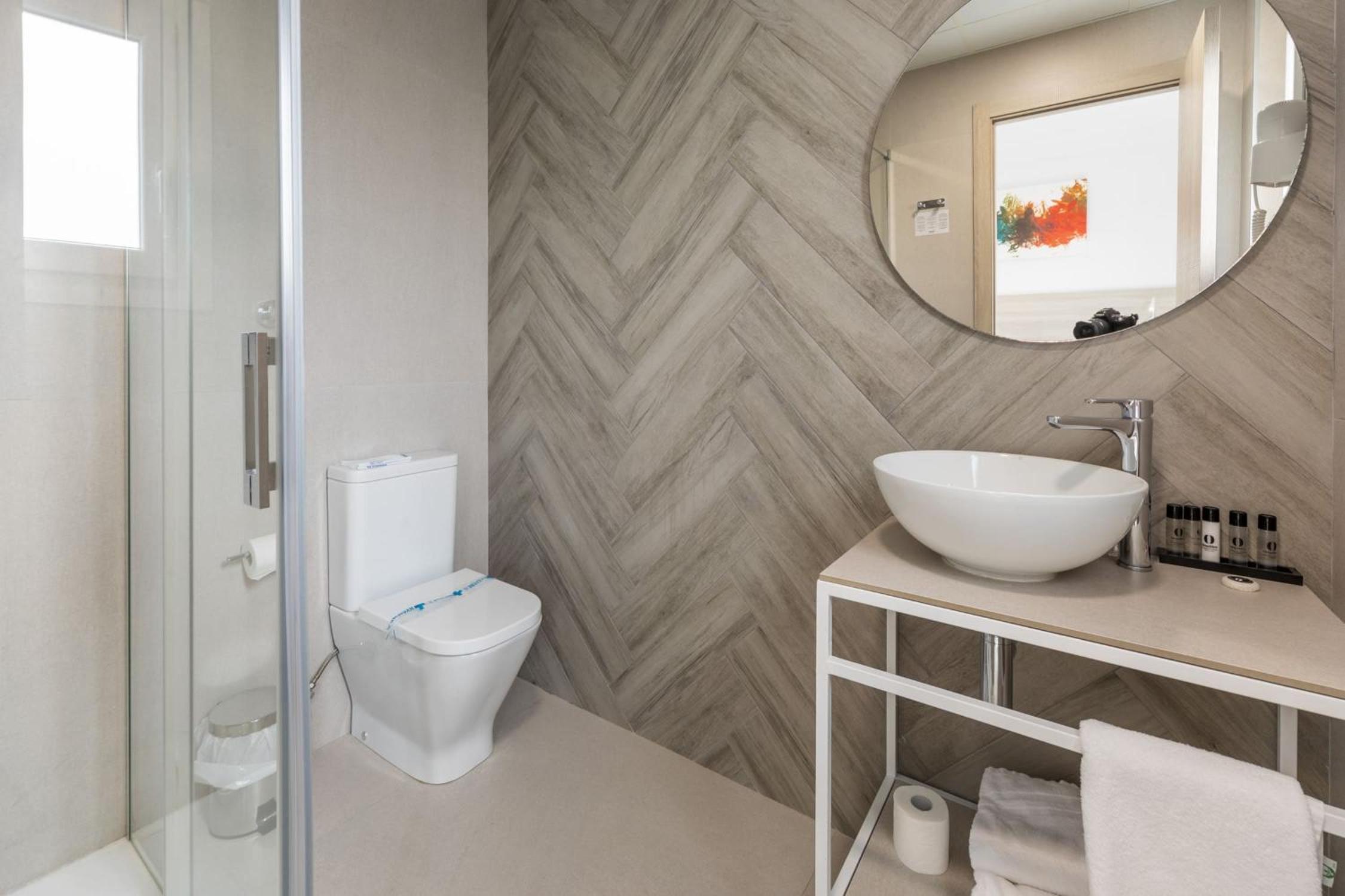 Deluxe Double or Twin Room with Balcony - Photo 3