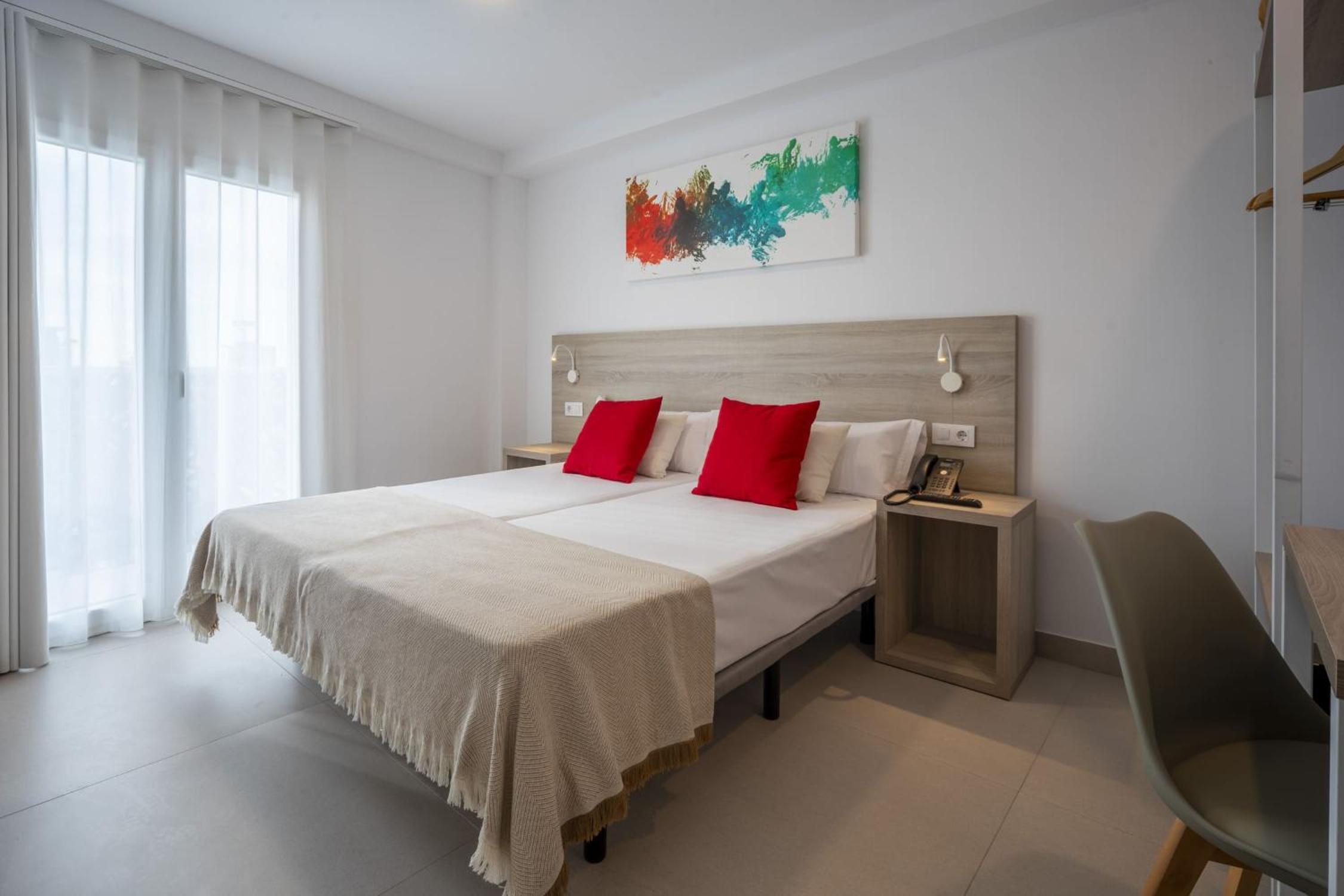 Deluxe Double or Twin Room with Balcony - Photo 6