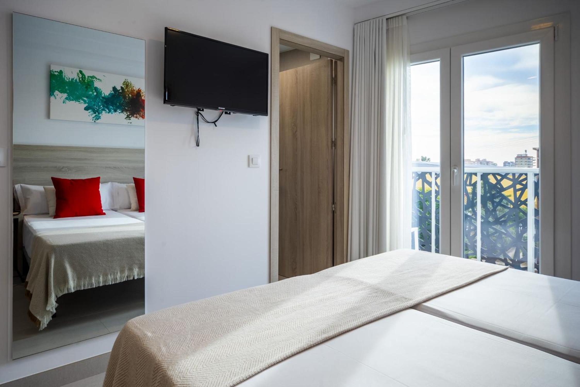 Deluxe Double or Twin Room with Balcony - Photo 5