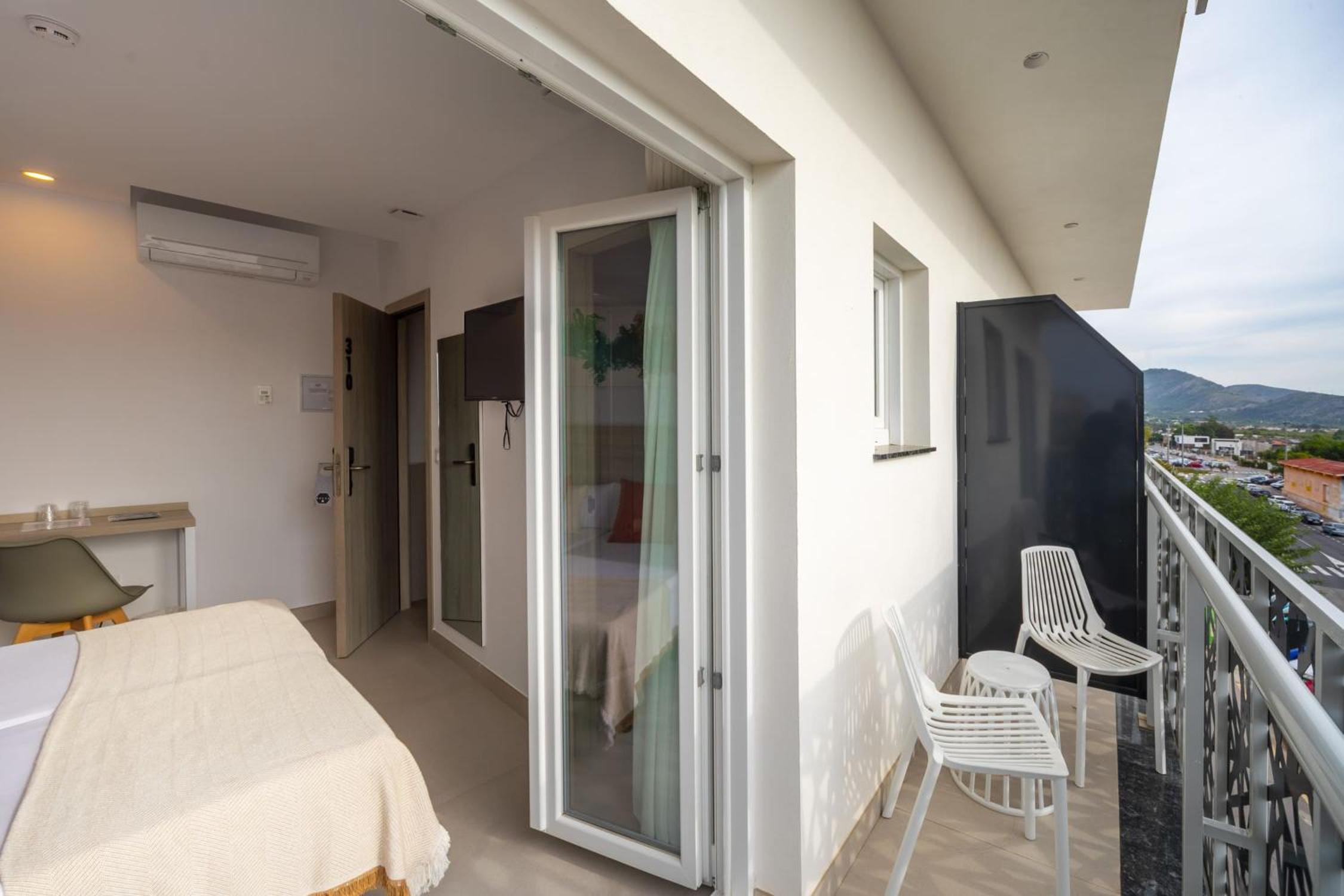 Deluxe Double or Twin Room with Balcony - Photo 9