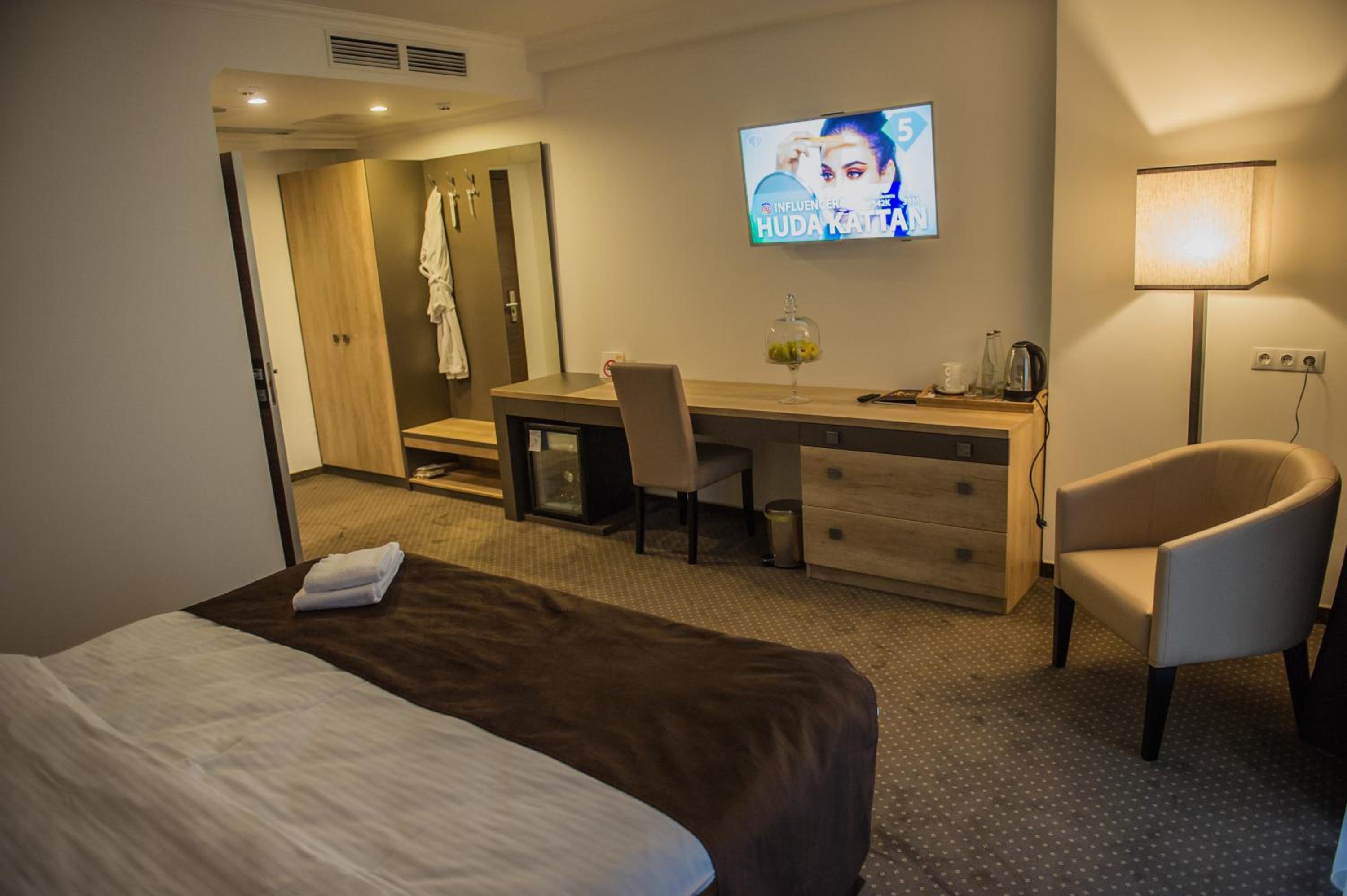 Standard King Room - Photo 14