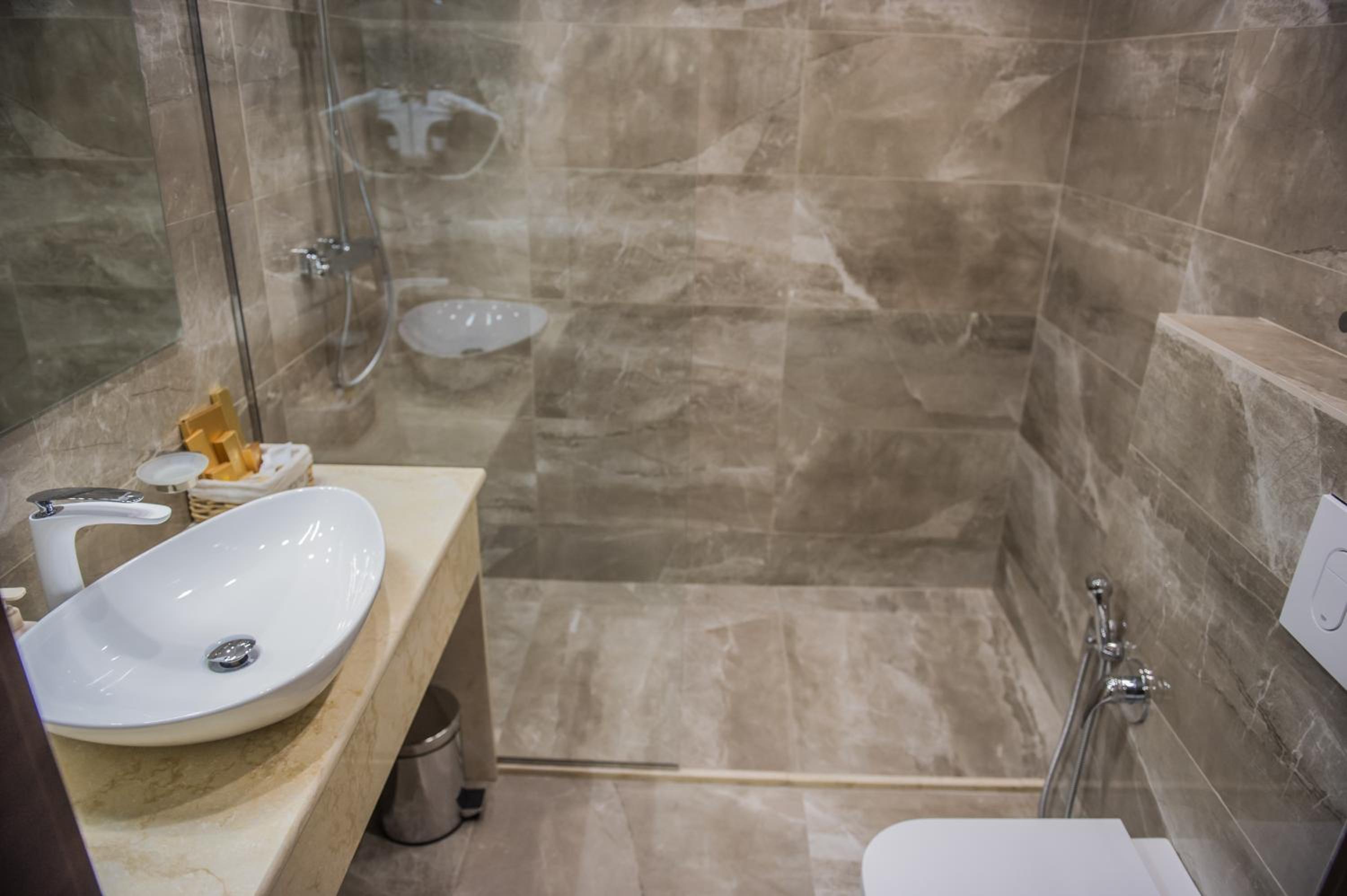 Standard King Room - Photo 7