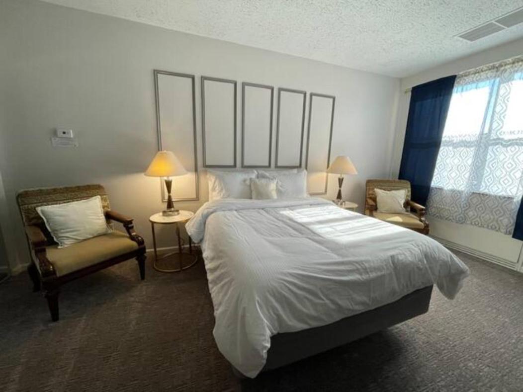 Deluxe Queen Suite photo 2