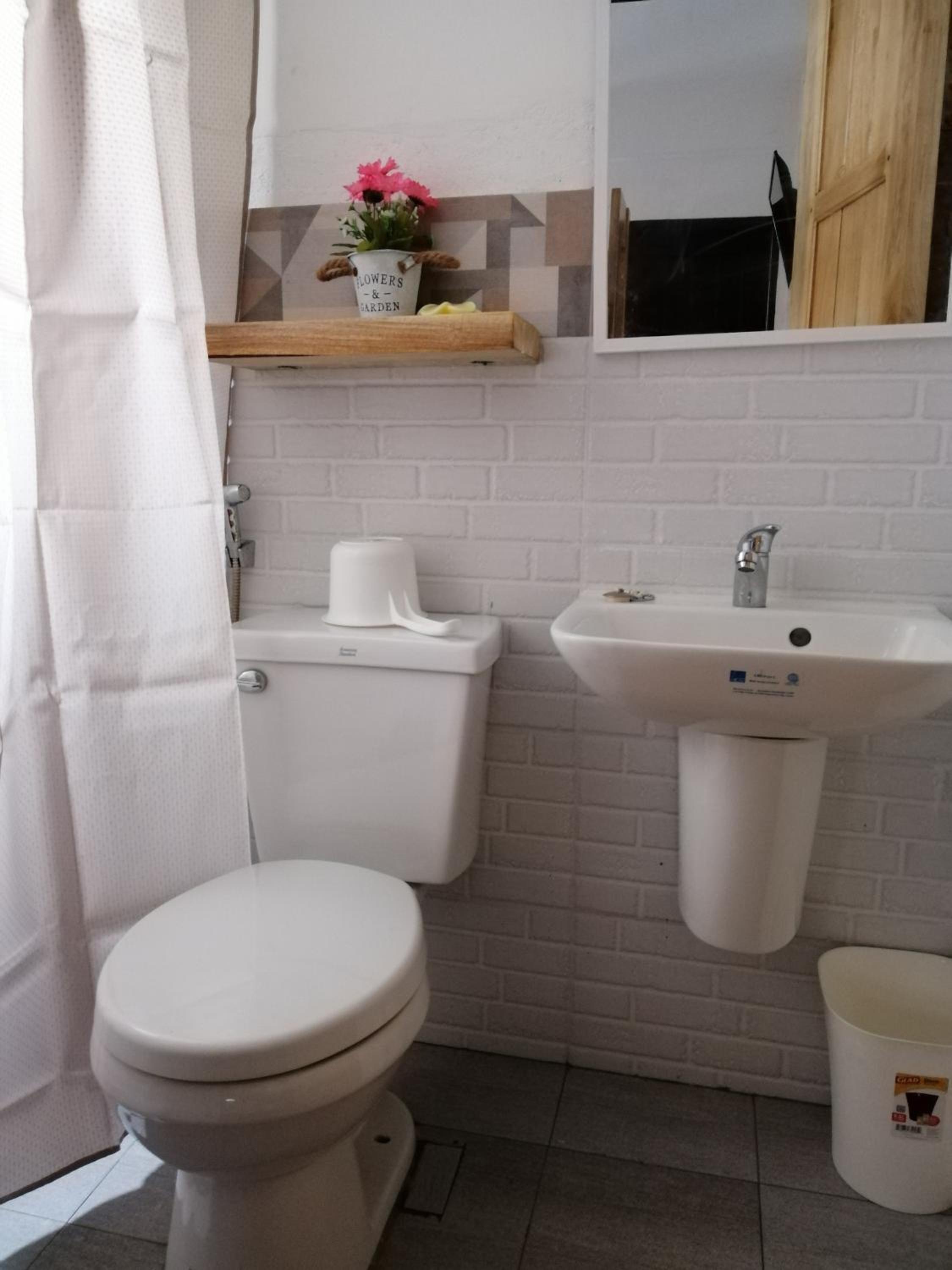 Quadruple Room with Private Bathroom - Photo 9