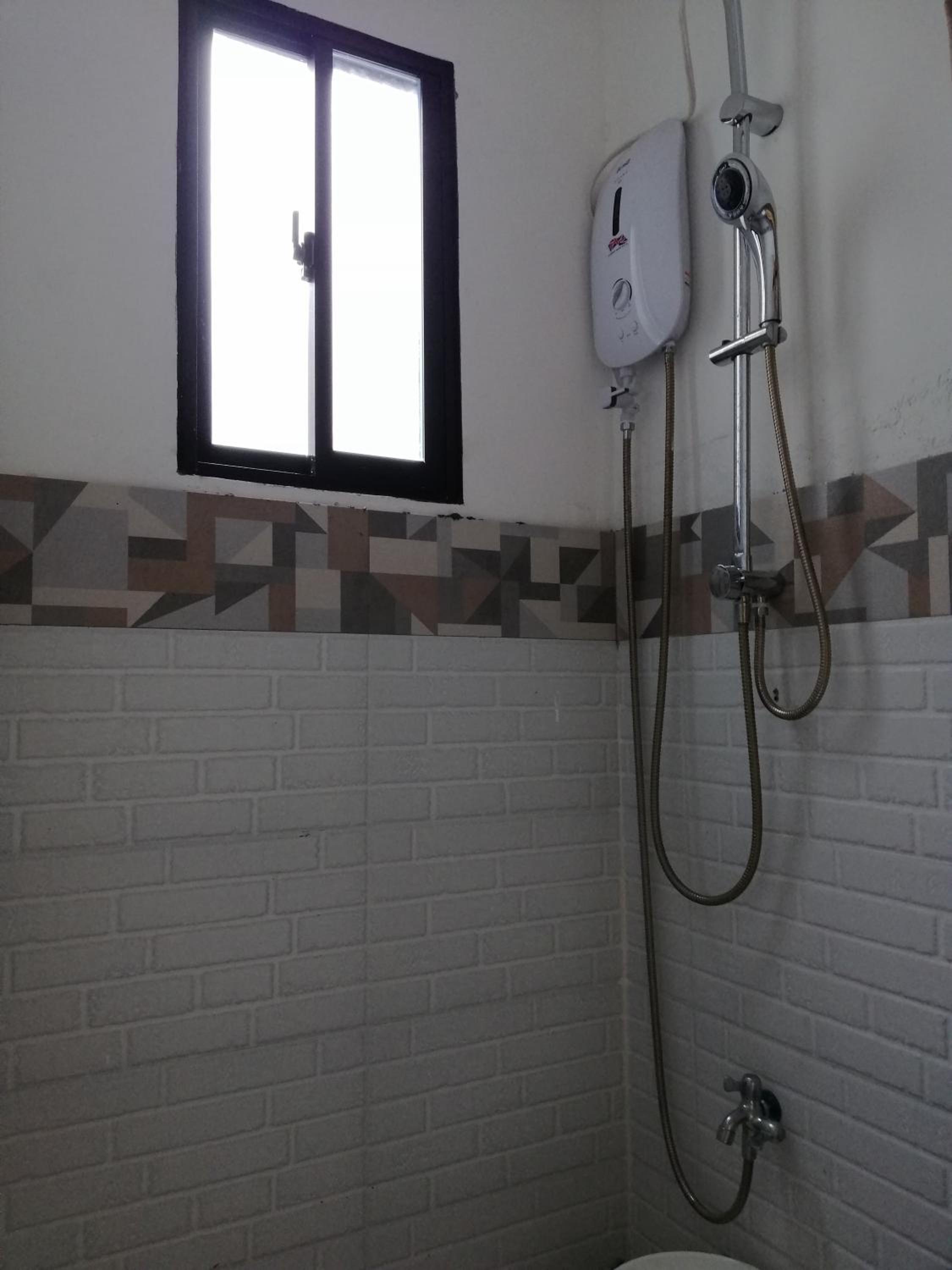 Quadruple Room with Private Bathroom - Photo 8