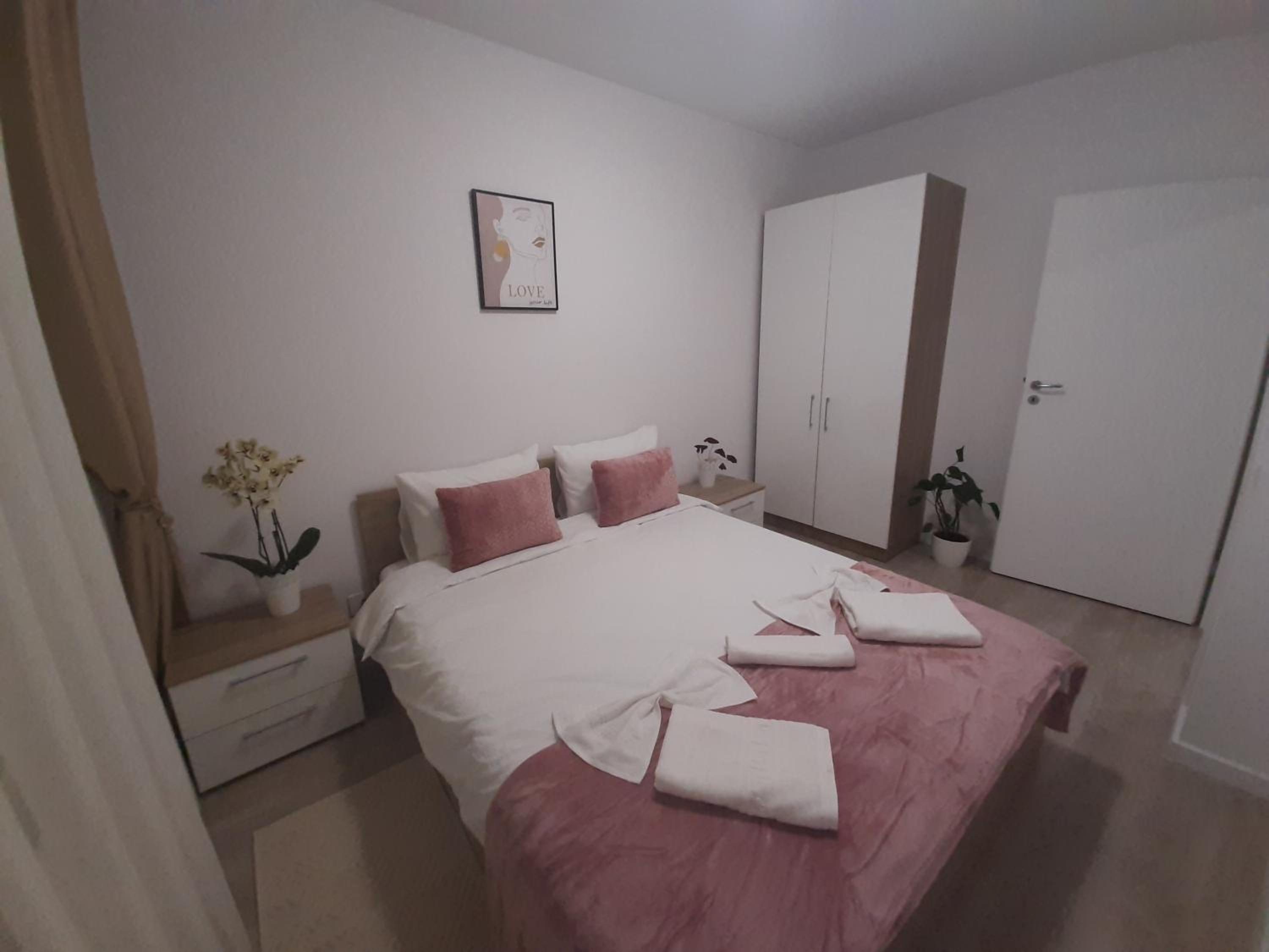One-Bedroom Apartment - Photo 2