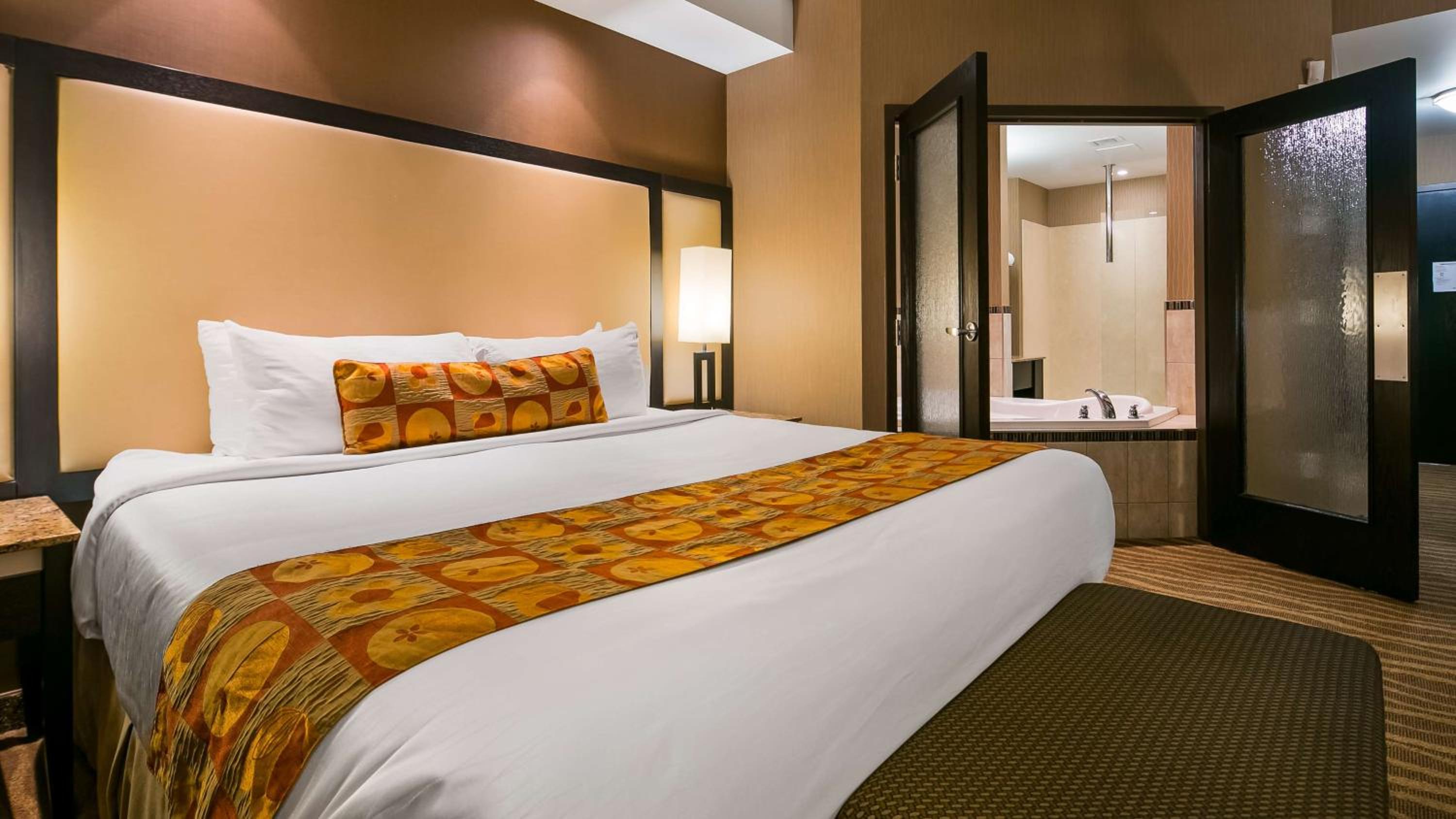 King Suite with Spa Bath - Photo 1