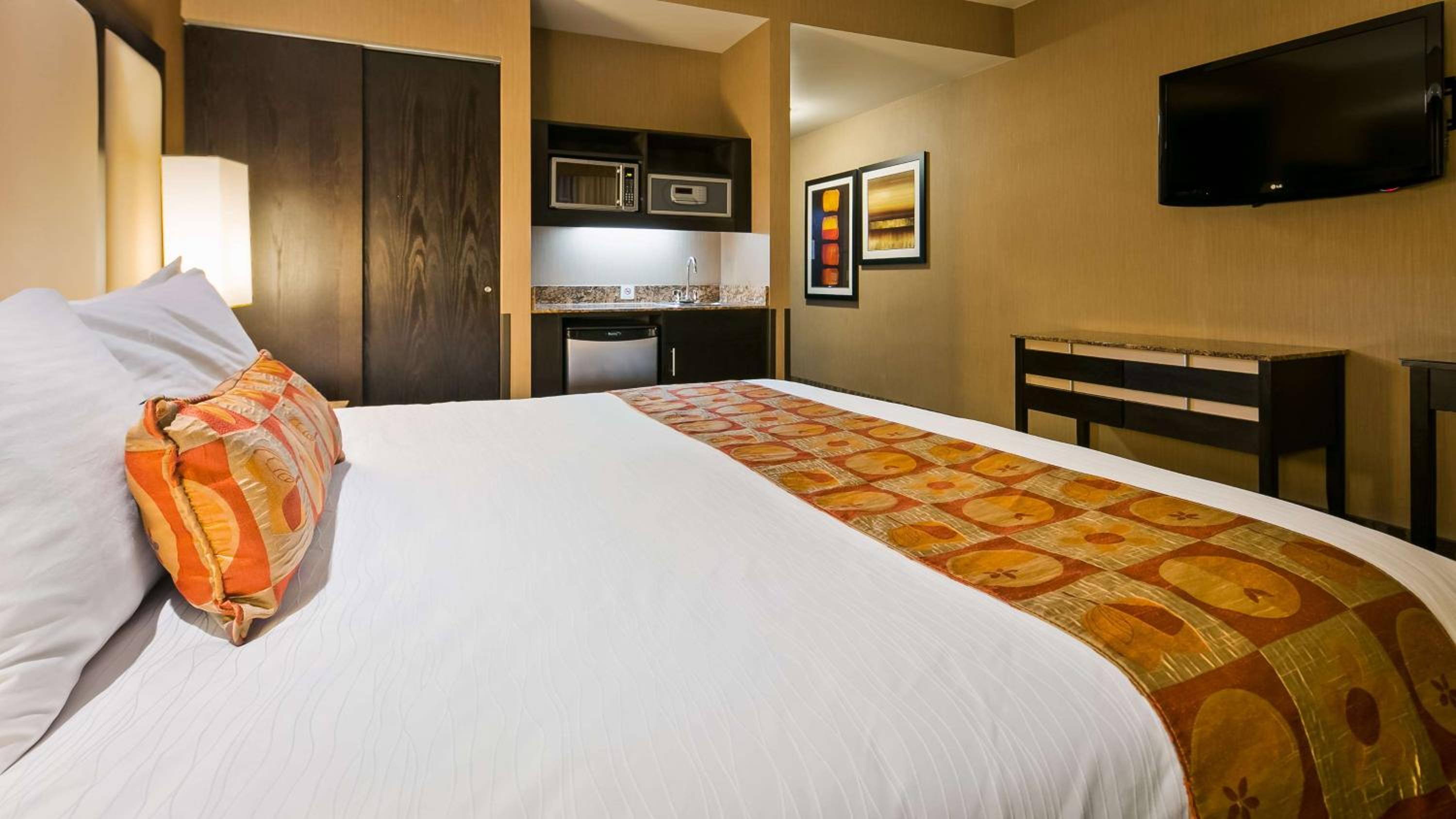 King Room with Roll-In Shower - Disability Access - Photo 2