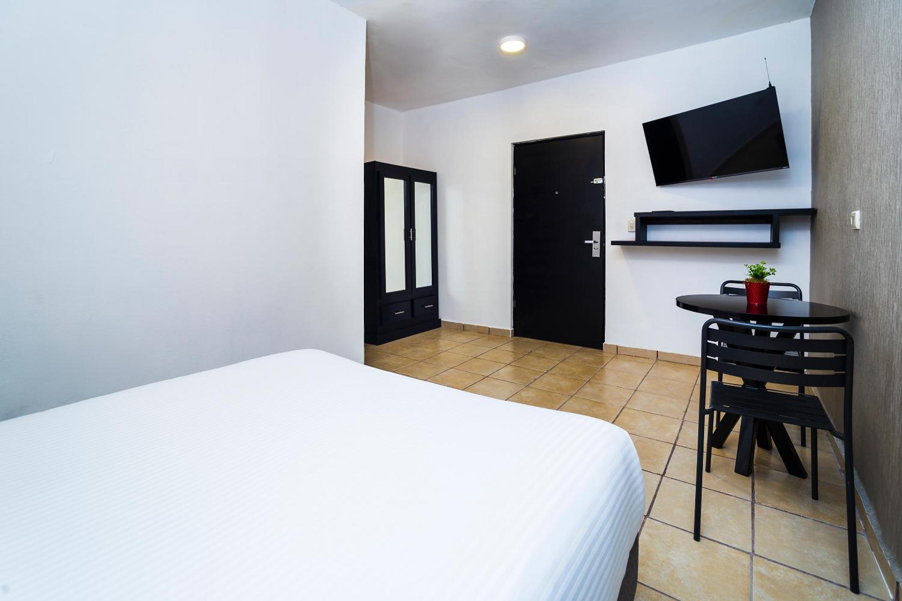 Standard Suite - Photo 6