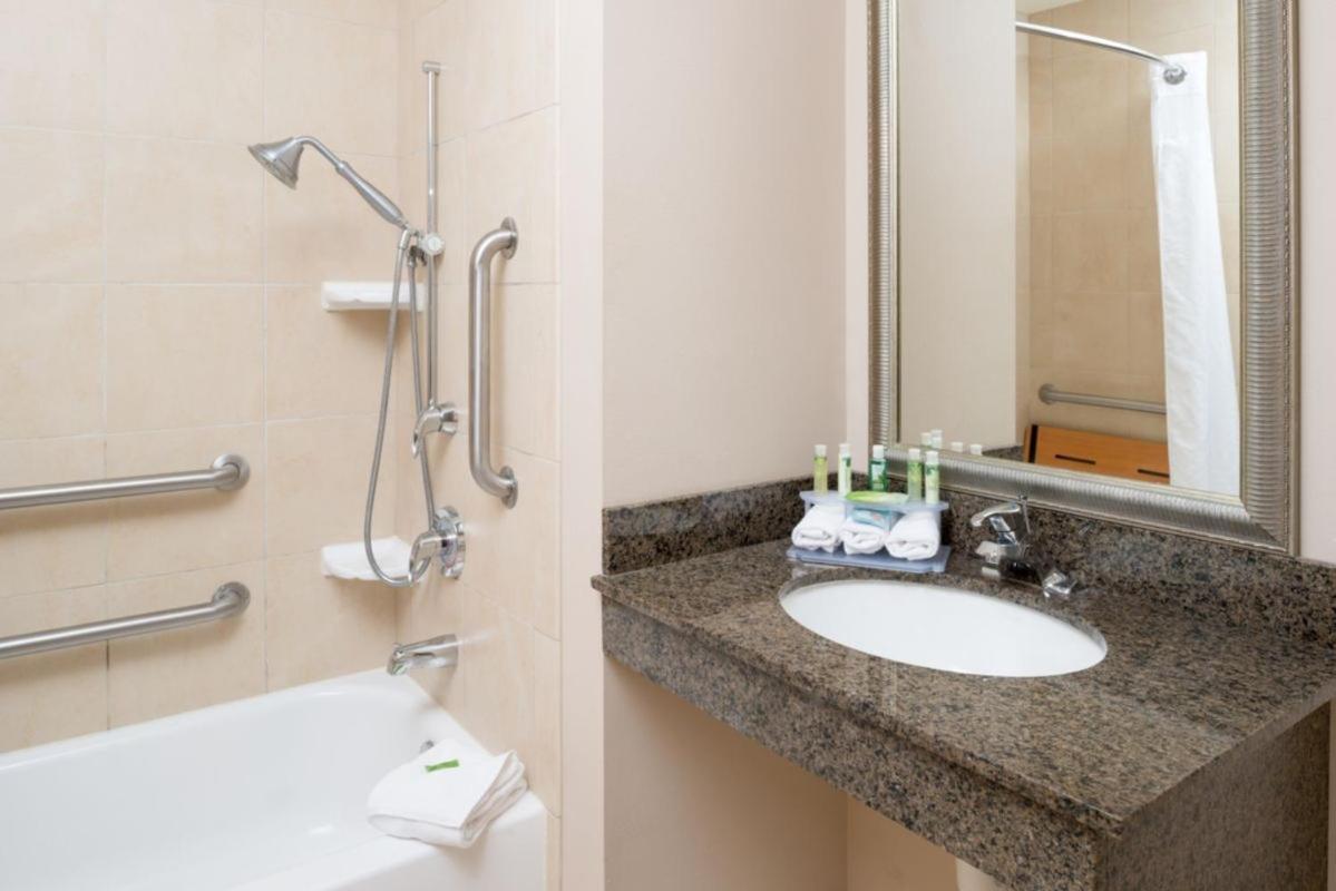 Queen Room with Two Queen Beds - Mobility Access Tub/Non-Smoking - Photo 4