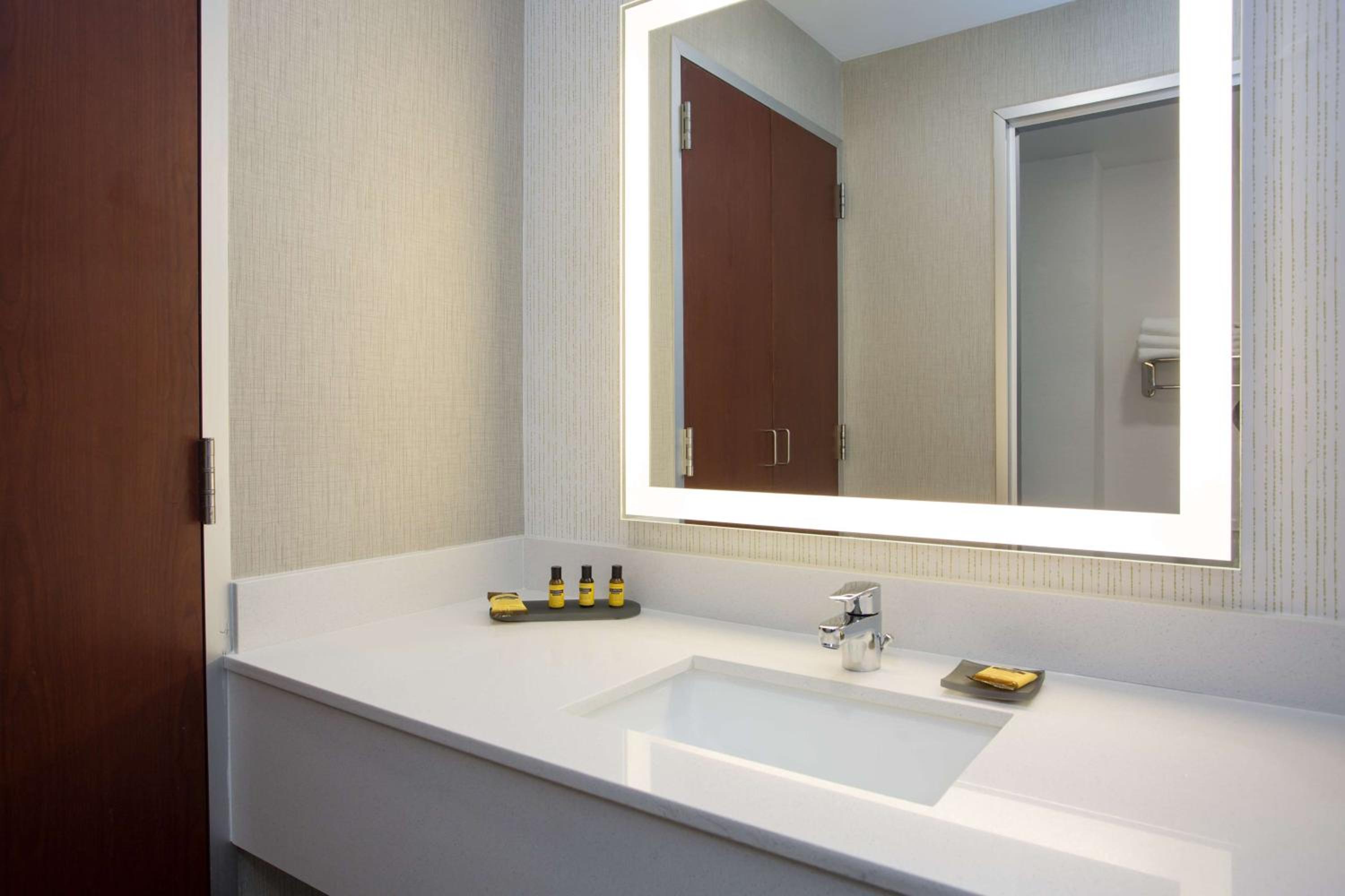 Queen Suite with Two Queen Beds, Walk-In Shower, Living Room and Full Kitchen - Disability/Non-Smoking photo 3