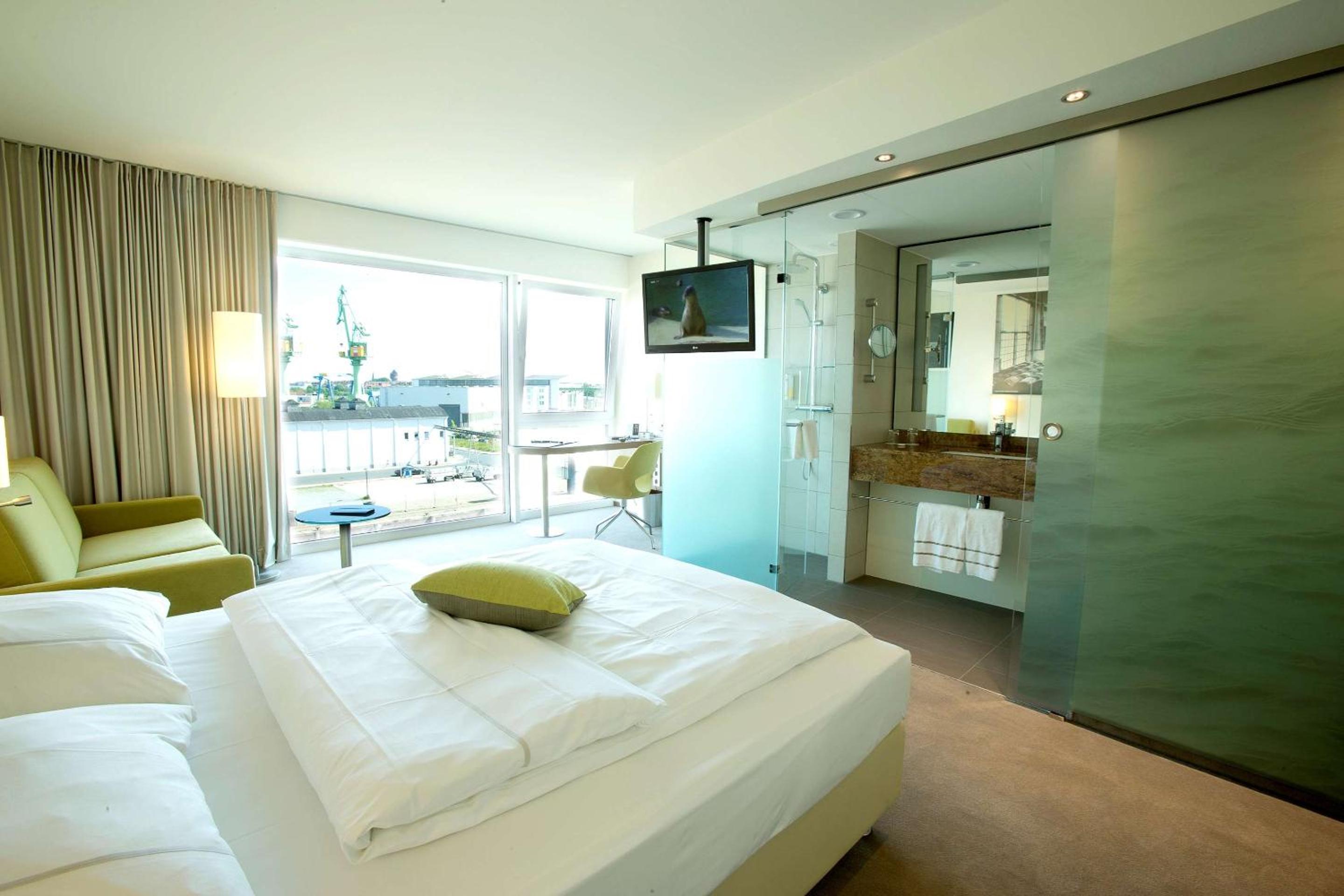 Family Queen Room with Sofa Bed and Harbor View photo 3