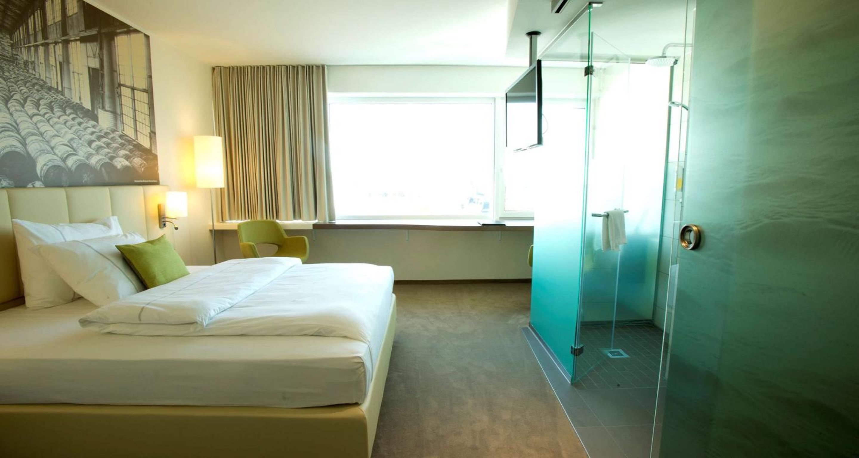 Business Queen Room with One Queen Bed photo 2