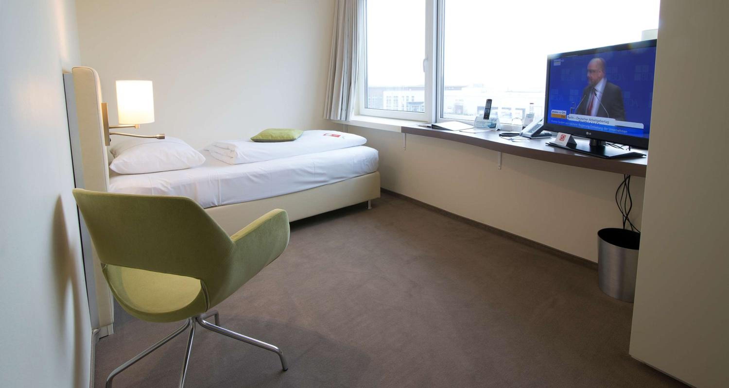 Business Single Room with Roll-In Shower and Adjustable Shower Chair - Mobility Accessible photo 2