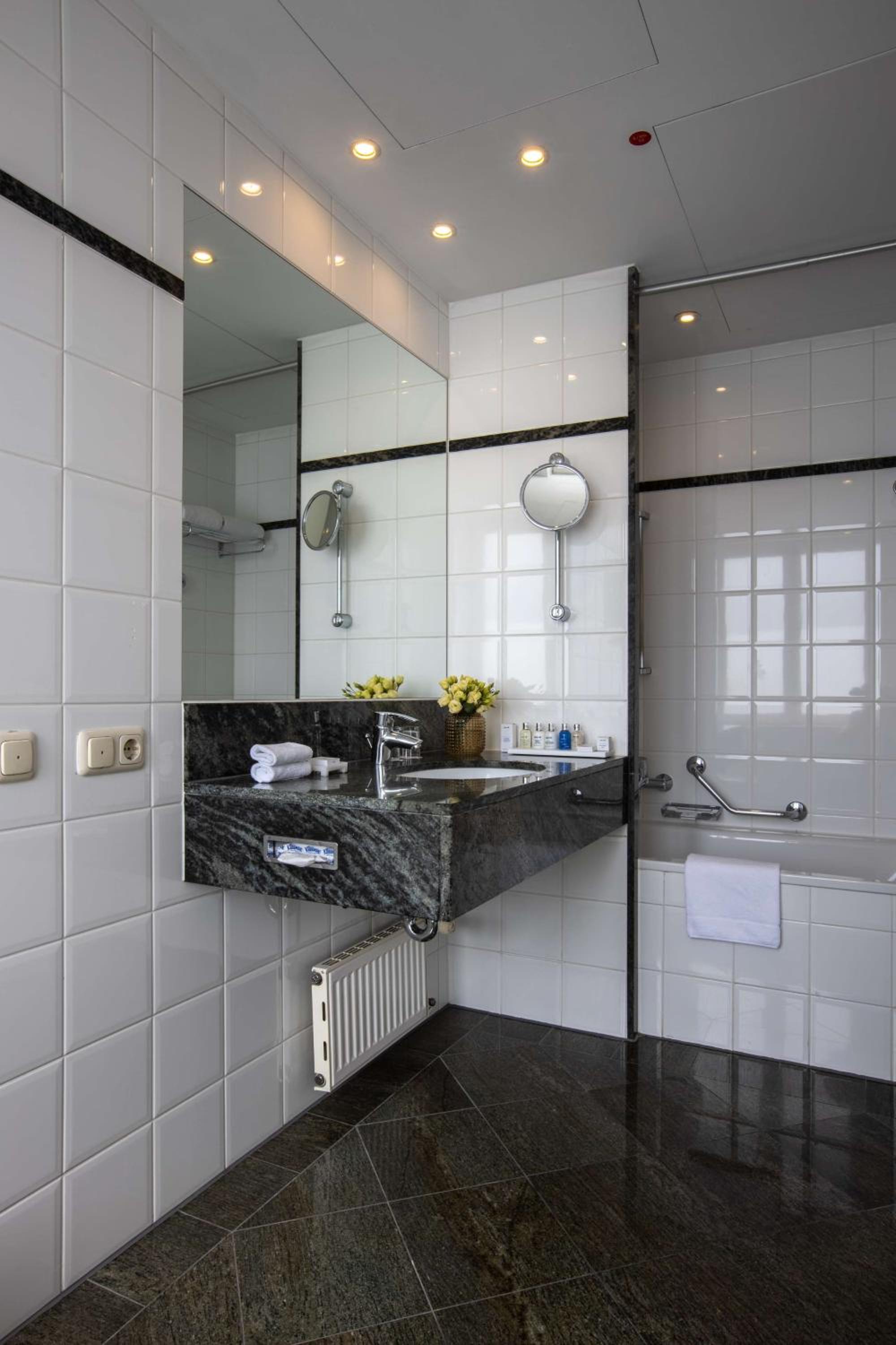 Suite - Photo 10