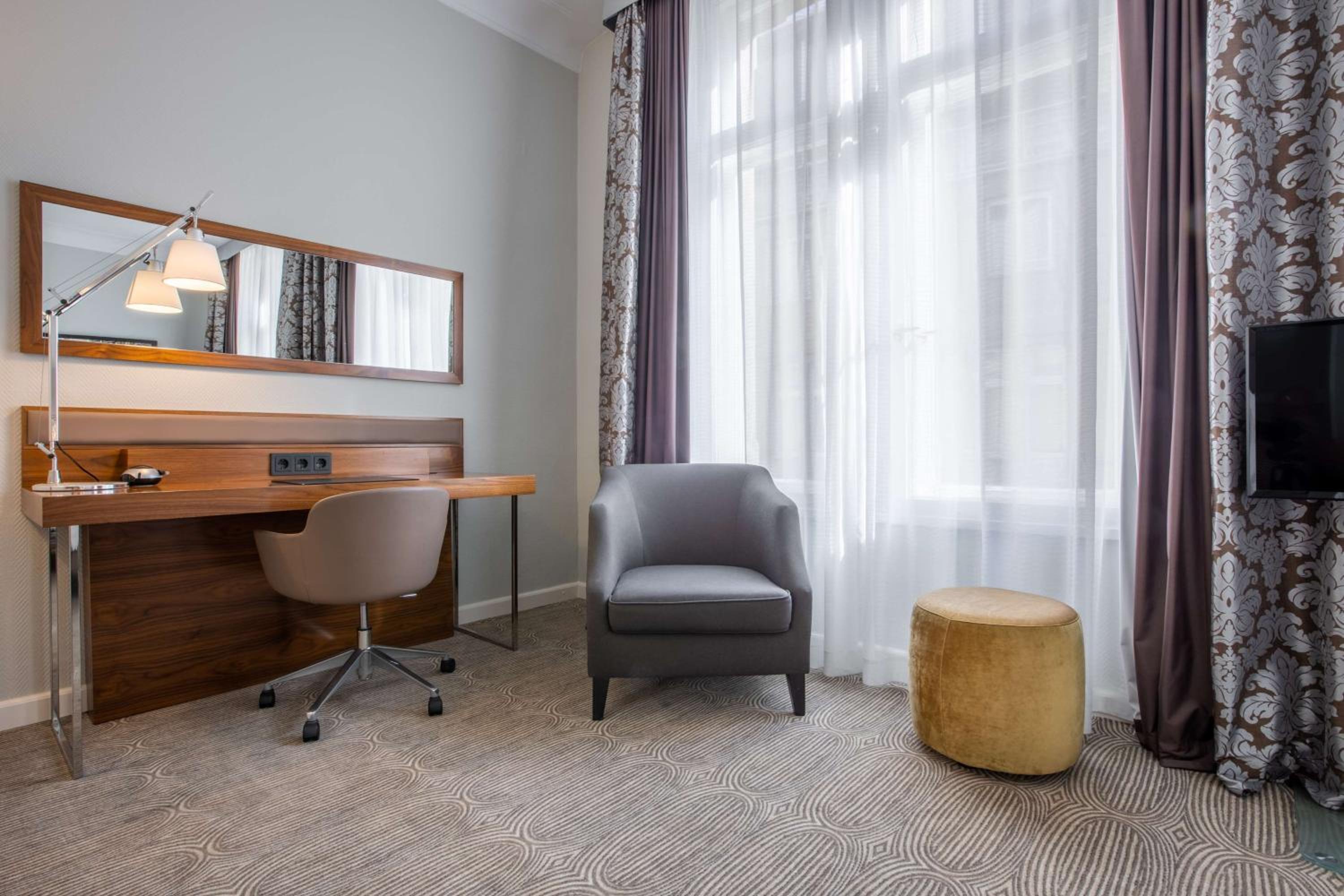 Superior Room with Balcony - Photo 6