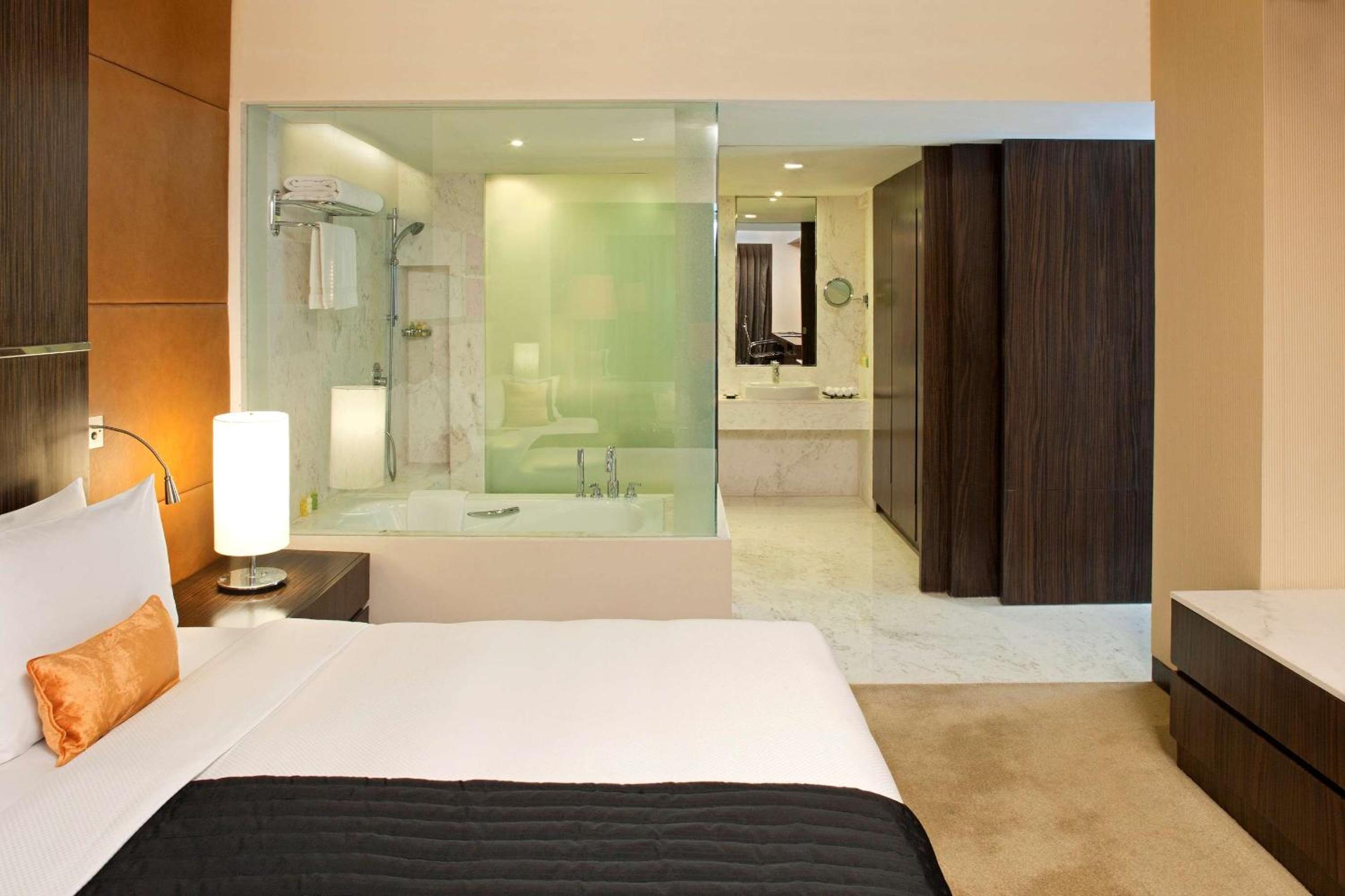 One Bedroom Suite with 10% Discount on F & Soft Beverages, Happy Hours 1+1 on IMFL Drinks (16:00-18:00 Hrs) at Proof Patio Bar) - Photo 4
