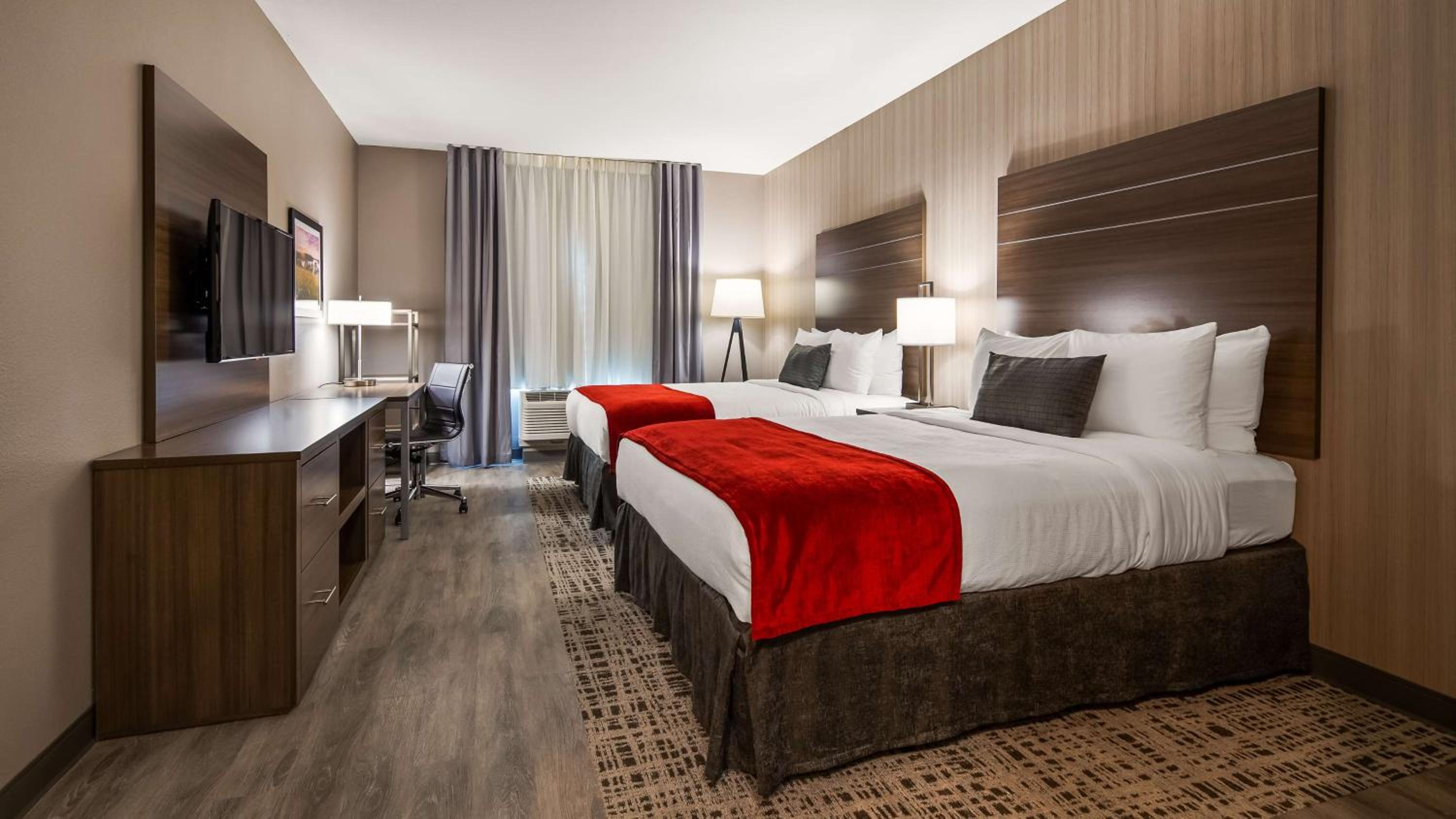 Queen Suite with Two Queen Beds and Bath Tub - Disability Access - Photo 1