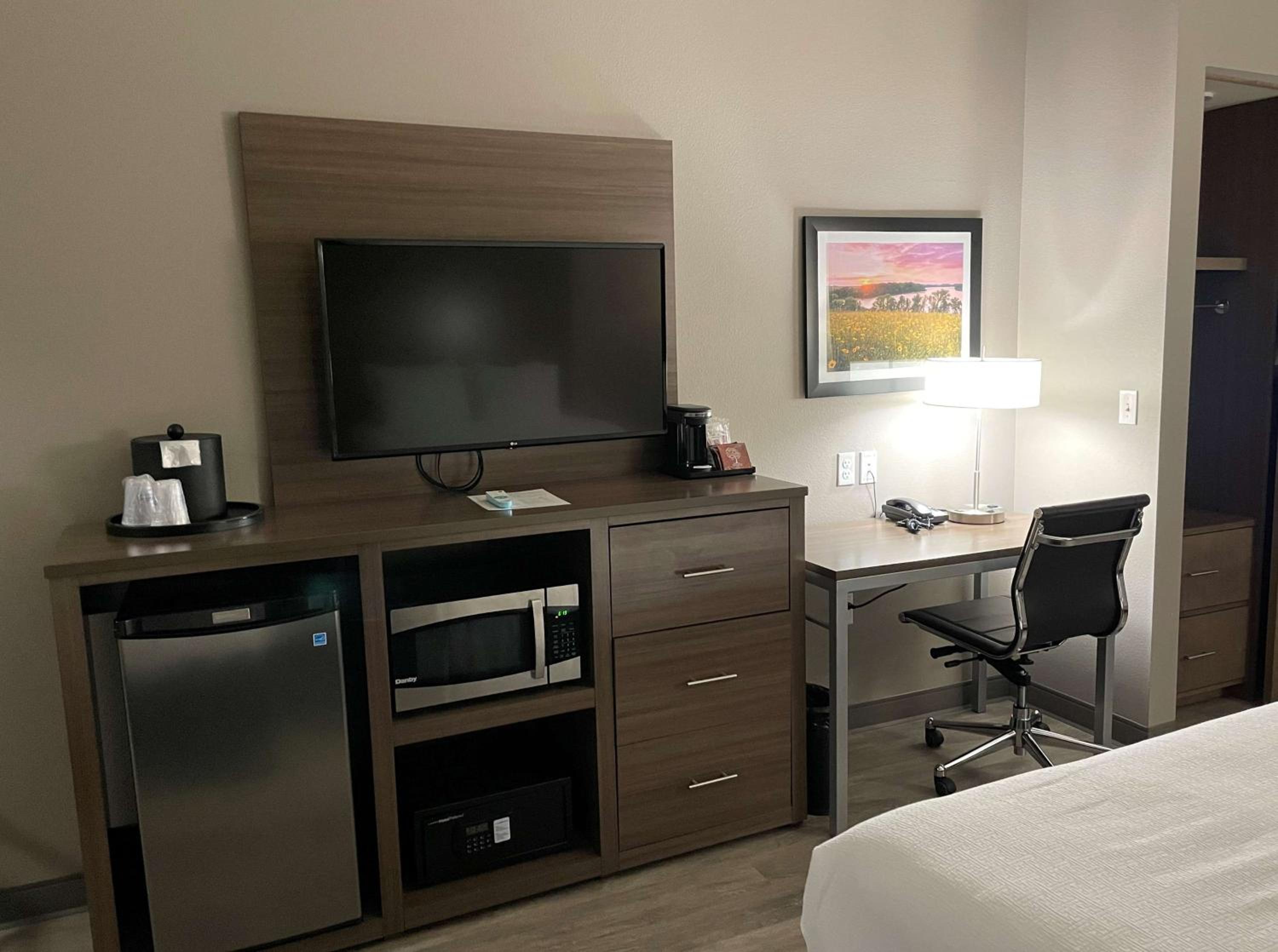 Queen Room with Two Queen Beds and Bath Tub - Disability Access/Non-Smoking  - Photo 5