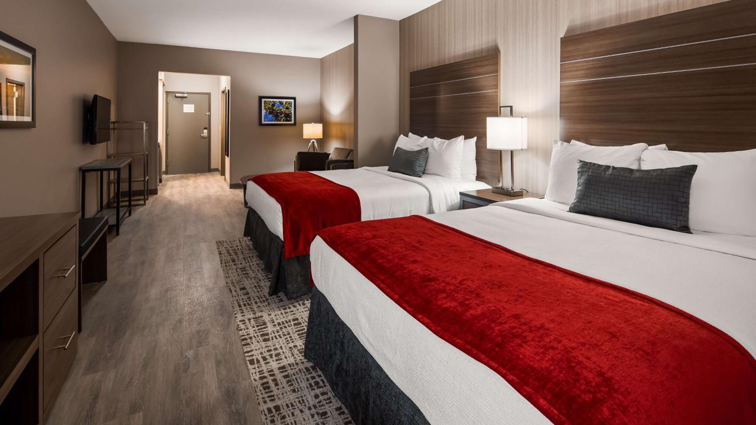 Queen Suite with Two Queen Beds and Bath Tub - Disability Access - Photo 8