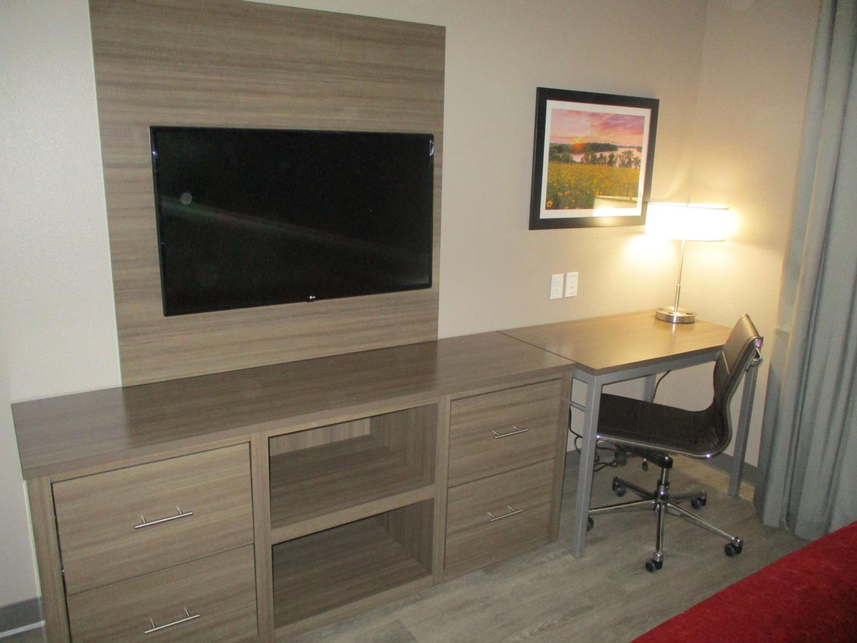 Queen Suite with Two Queen Beds, Walk-In Shower and Sofa Bed - Disability Access/Non-Smoking - Photo 6