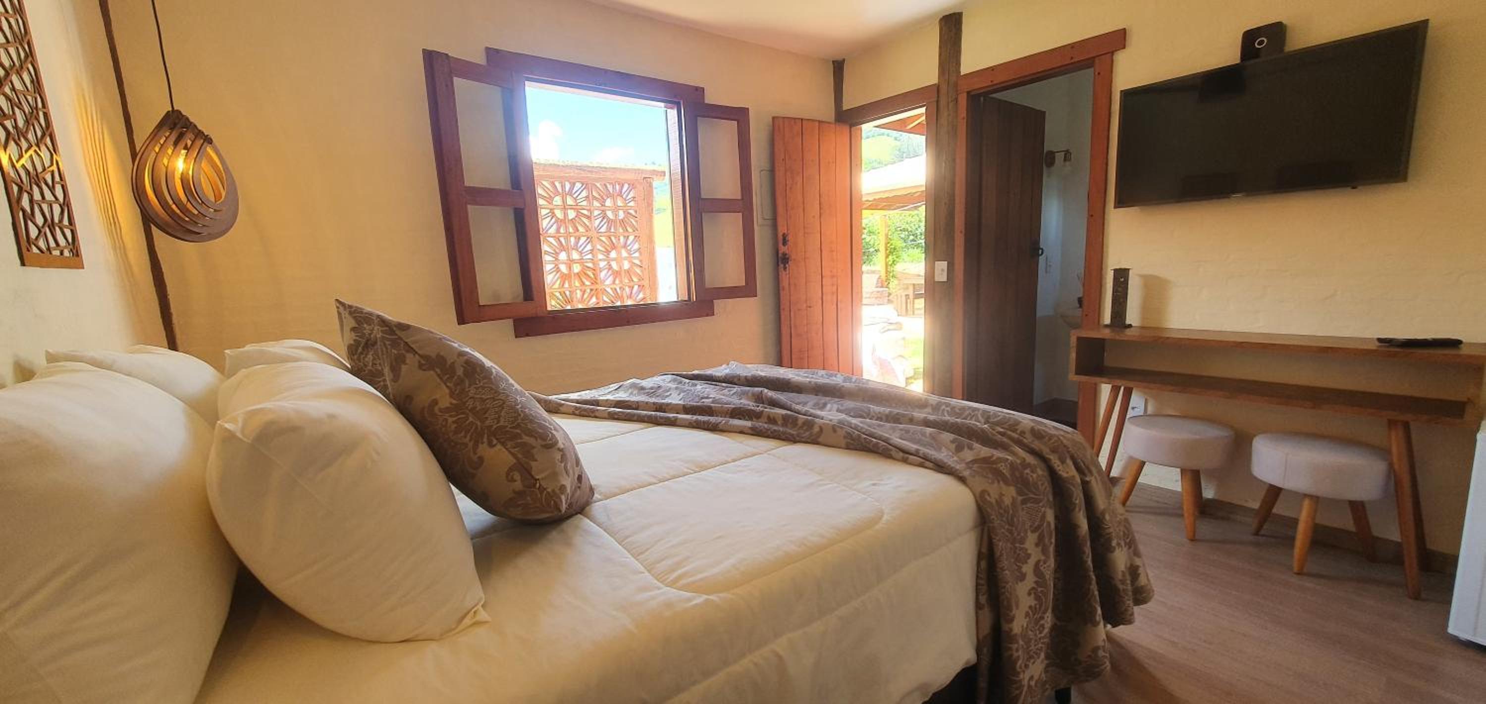 Queen Suite with Pool View photo 3