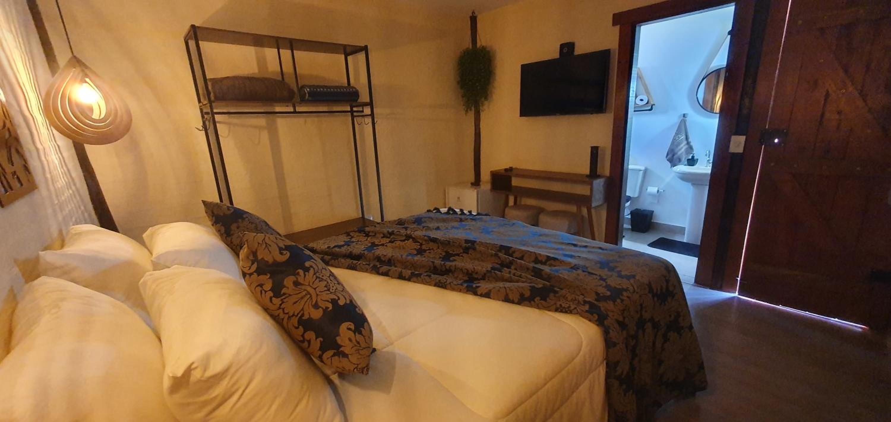 Queen Suite with Pool View photo 3