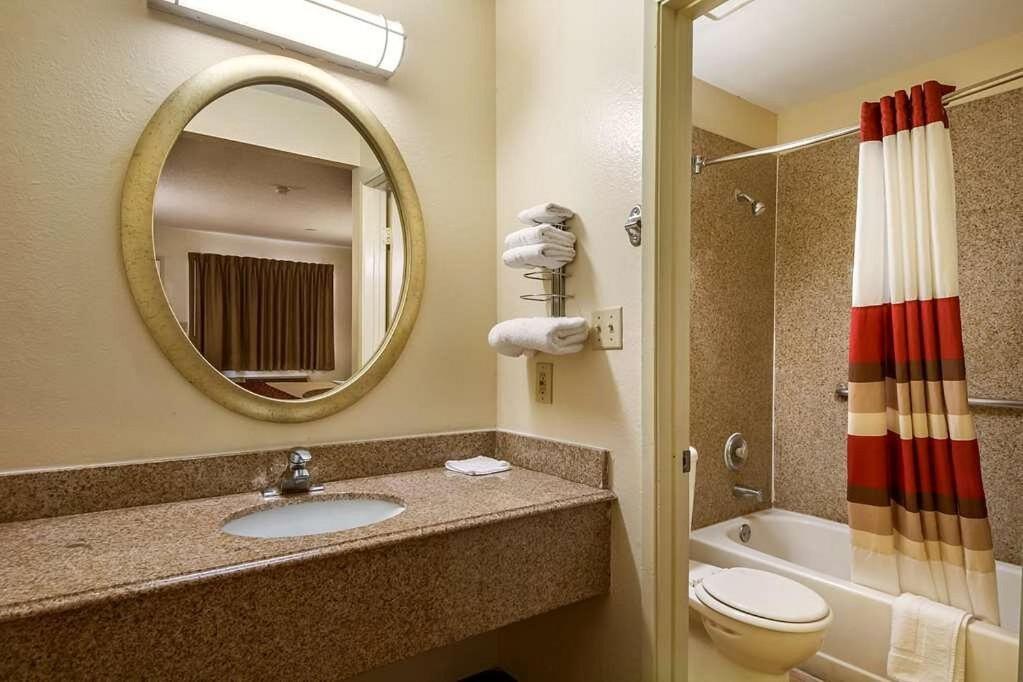 Queen Room with Two Queen Beds - Non-Smoking — the supplier's photographs — photo 6