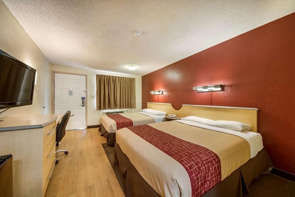 Queen Room with Two Queen Beds - Non-Smoking — the supplier's photographs — photo 4
