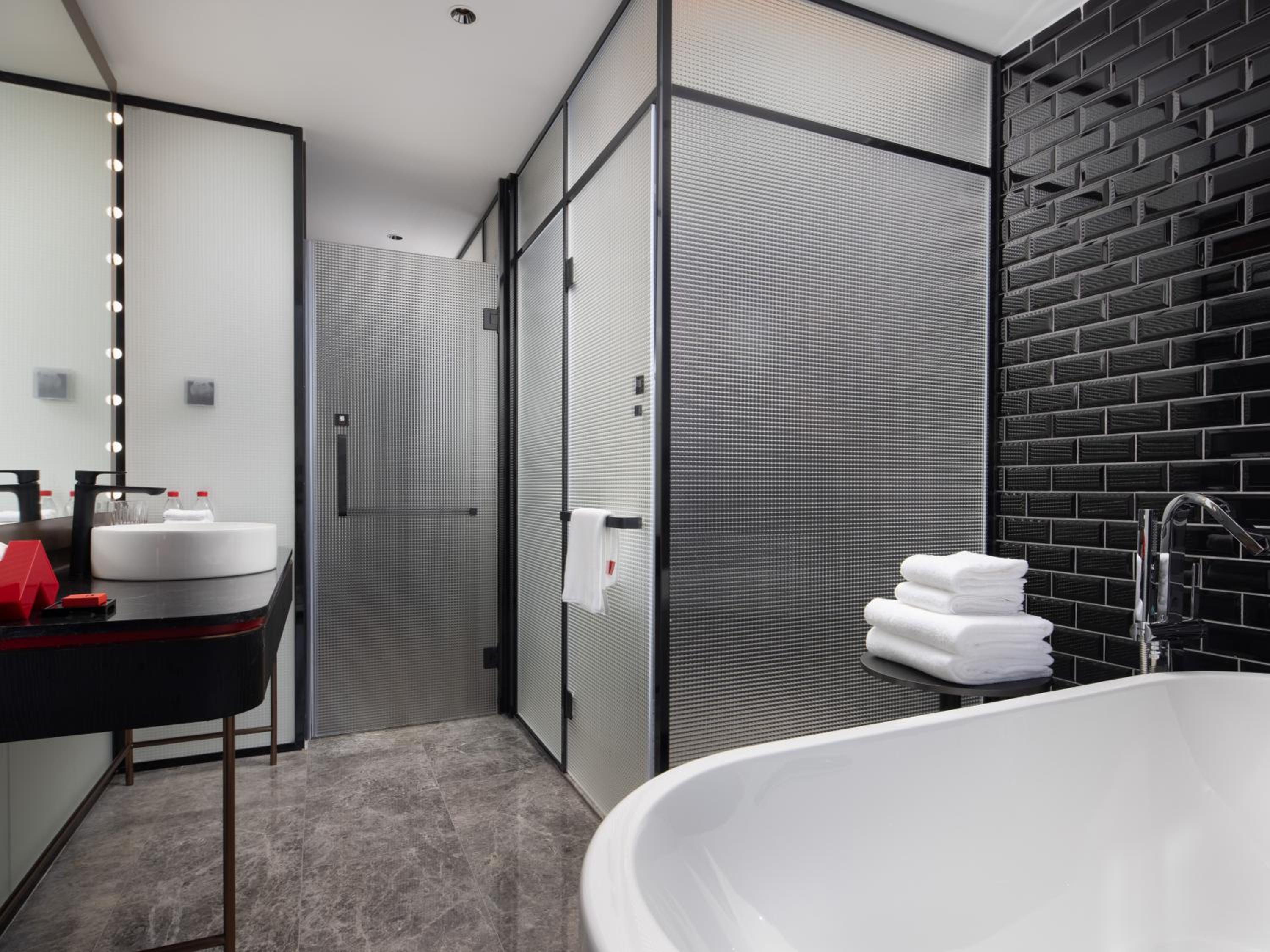 Executive Suite - Photo 3
