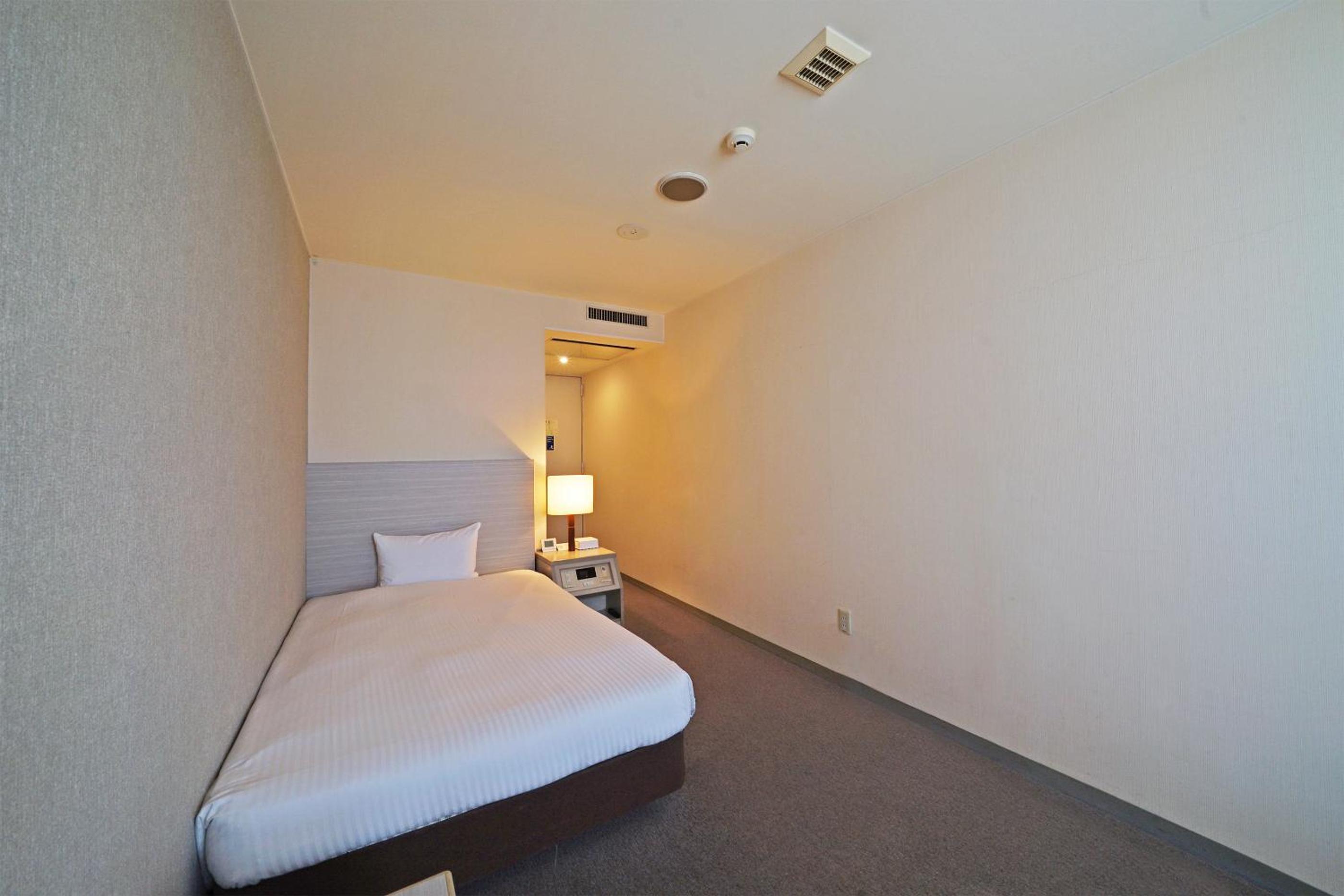 Moderate Small Double Room - Smoking photo 3