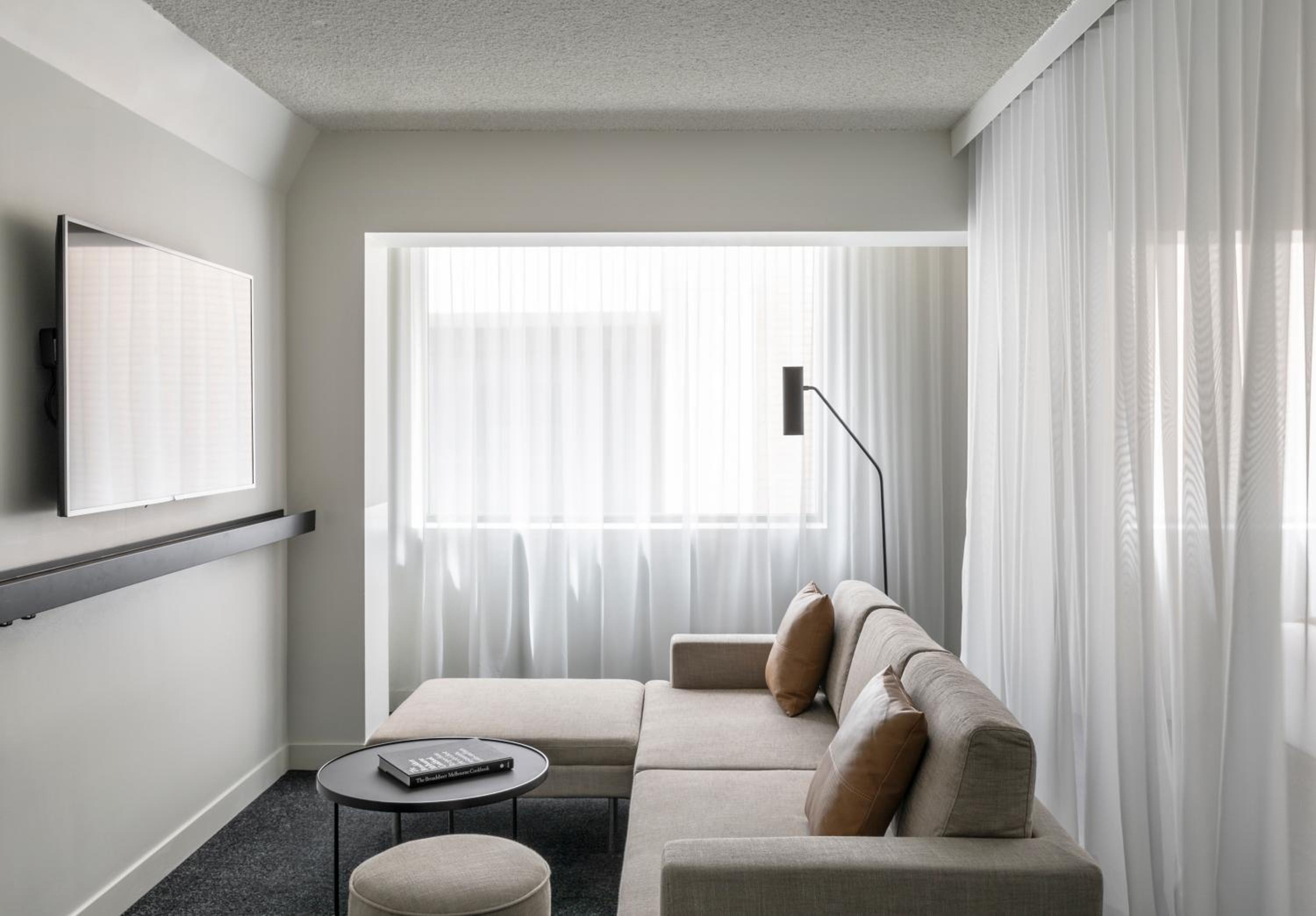 Junior Suite – complimentary drinks during hosted hour and WiFi