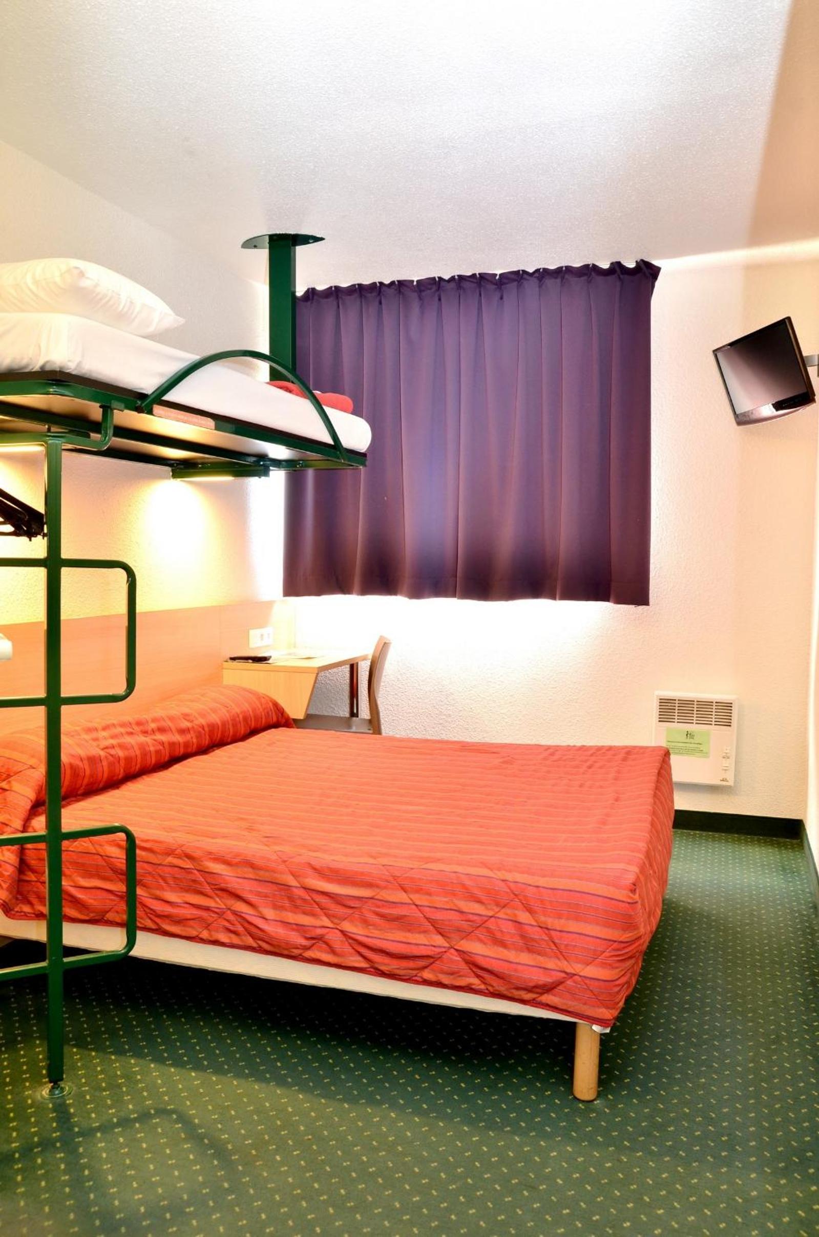 Triple Room with 1 Double Bed and 1 Single Bed - Photo 4