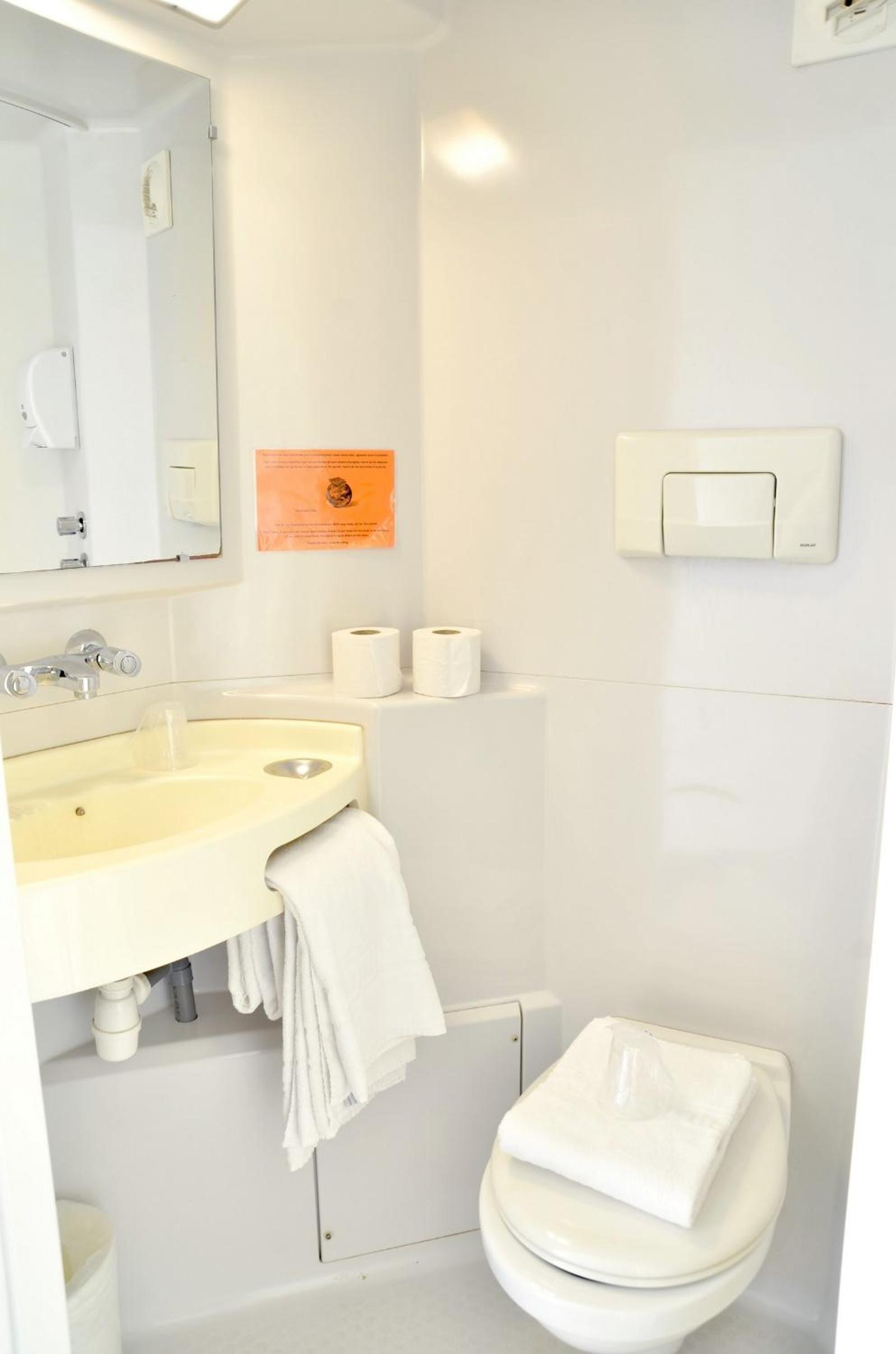 Triple Room with 1 Double Bed and 1 Single Bed - Photo 3