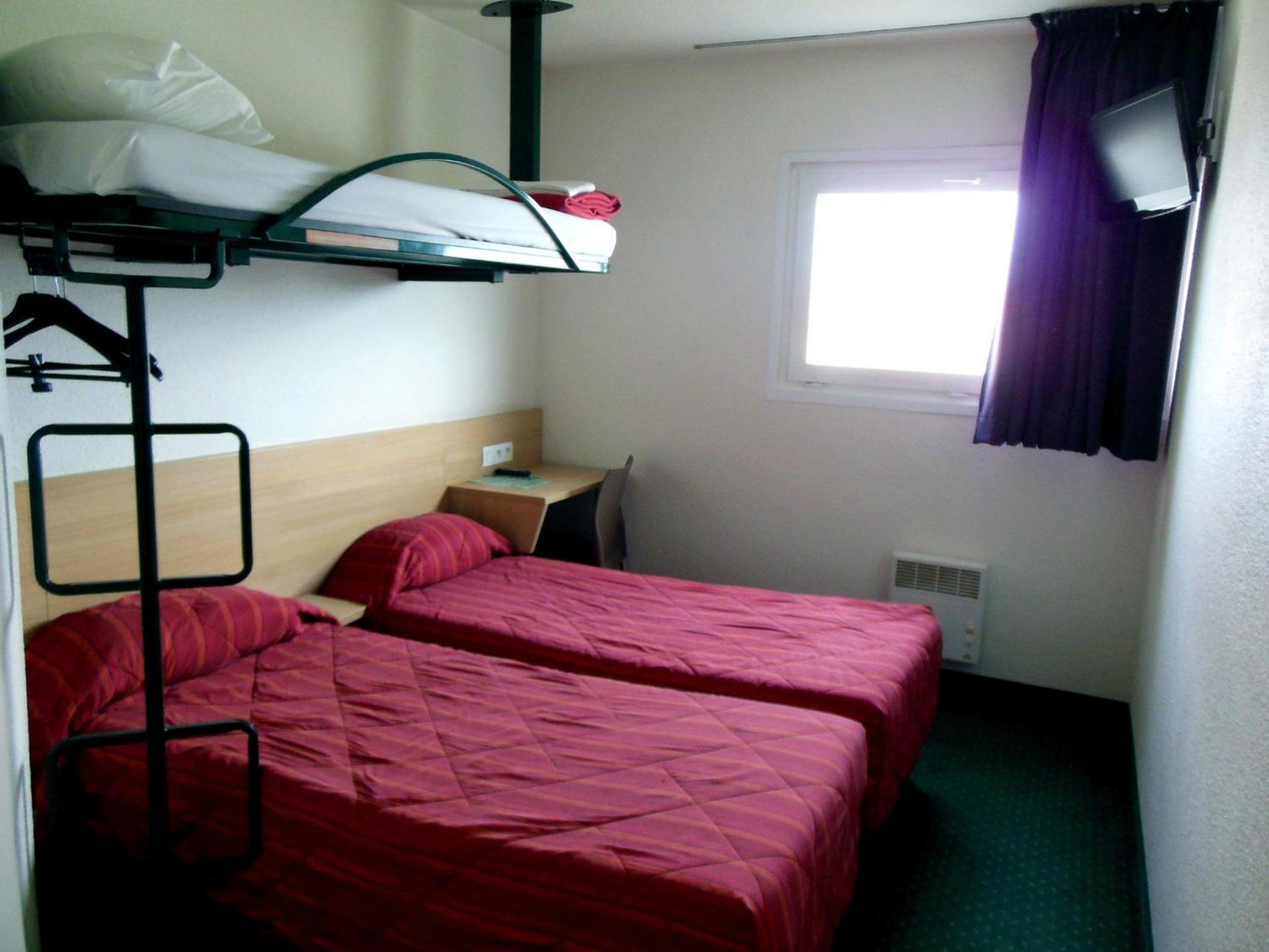 Triple Room with 1 Double Bed and 1 Single Bed - Photo 1