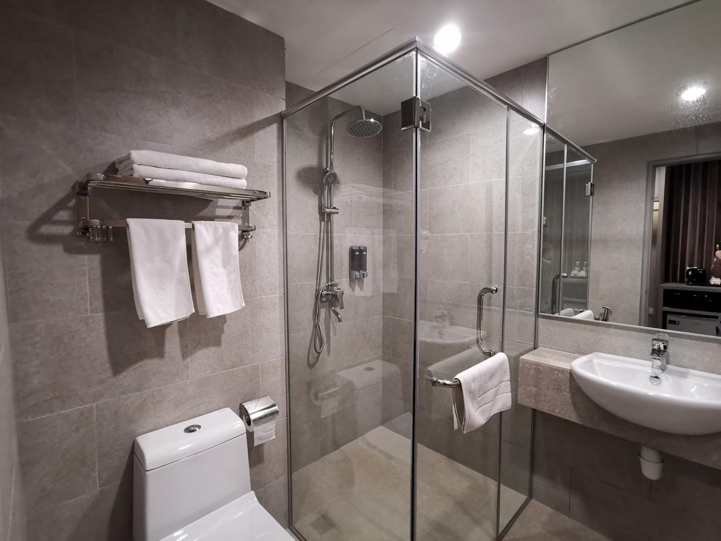Premium King Room - Photo 7
