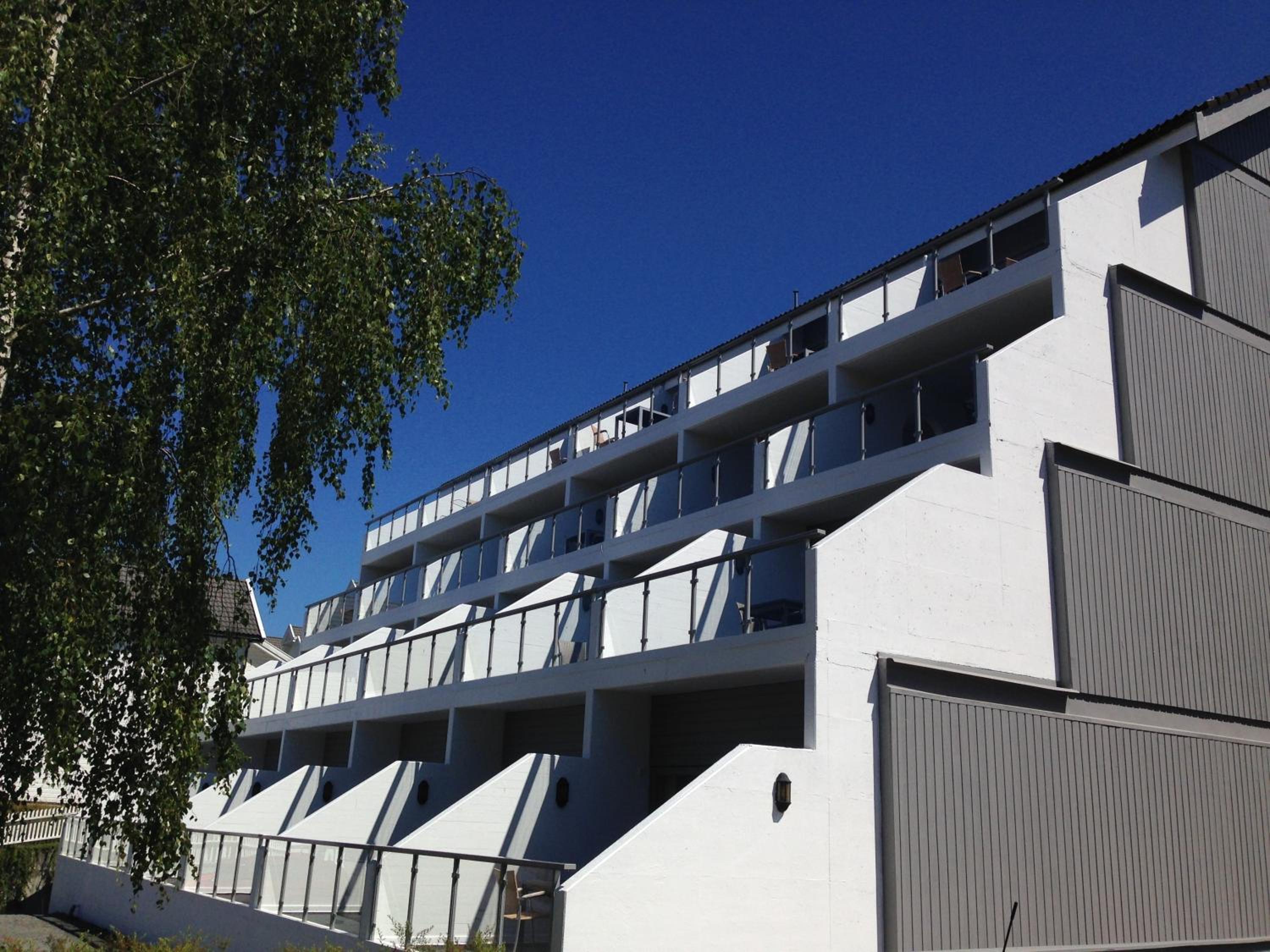 One-Bedroom Apartment with Balcony - Photo 2