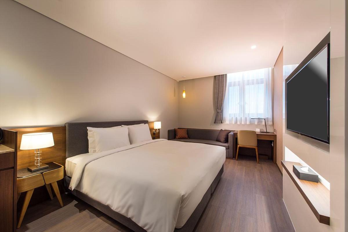 Standard King Room photo 1