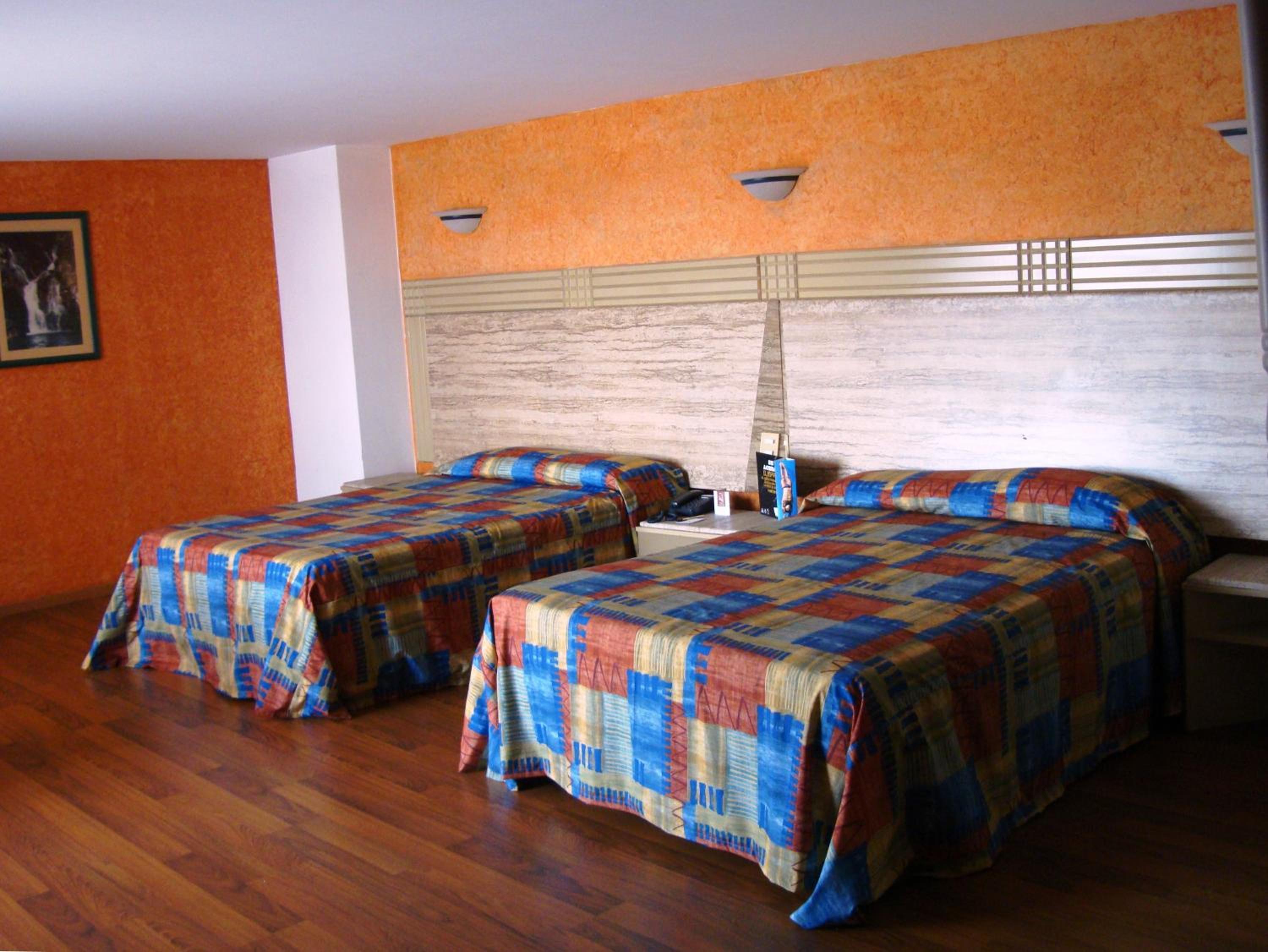 Double Room with Two Double Beds - Photo 4