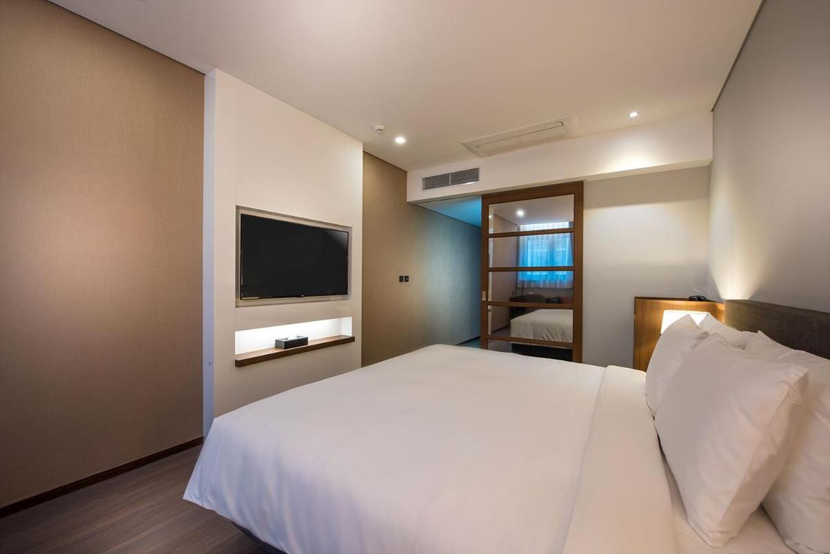 Staycation Offer - Standard King with Late Check out at 2pm photo 3